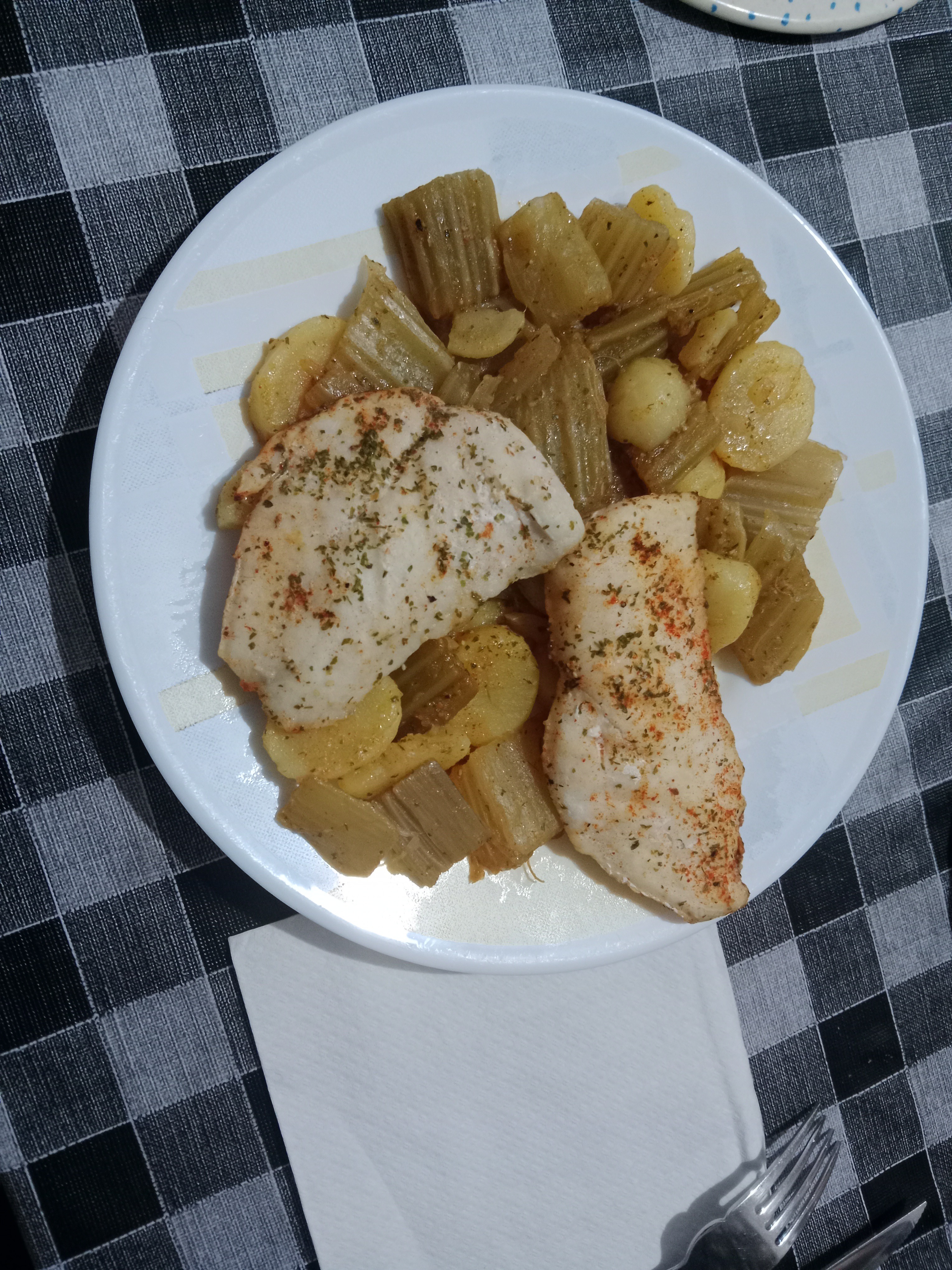 Pollo con papas y apio