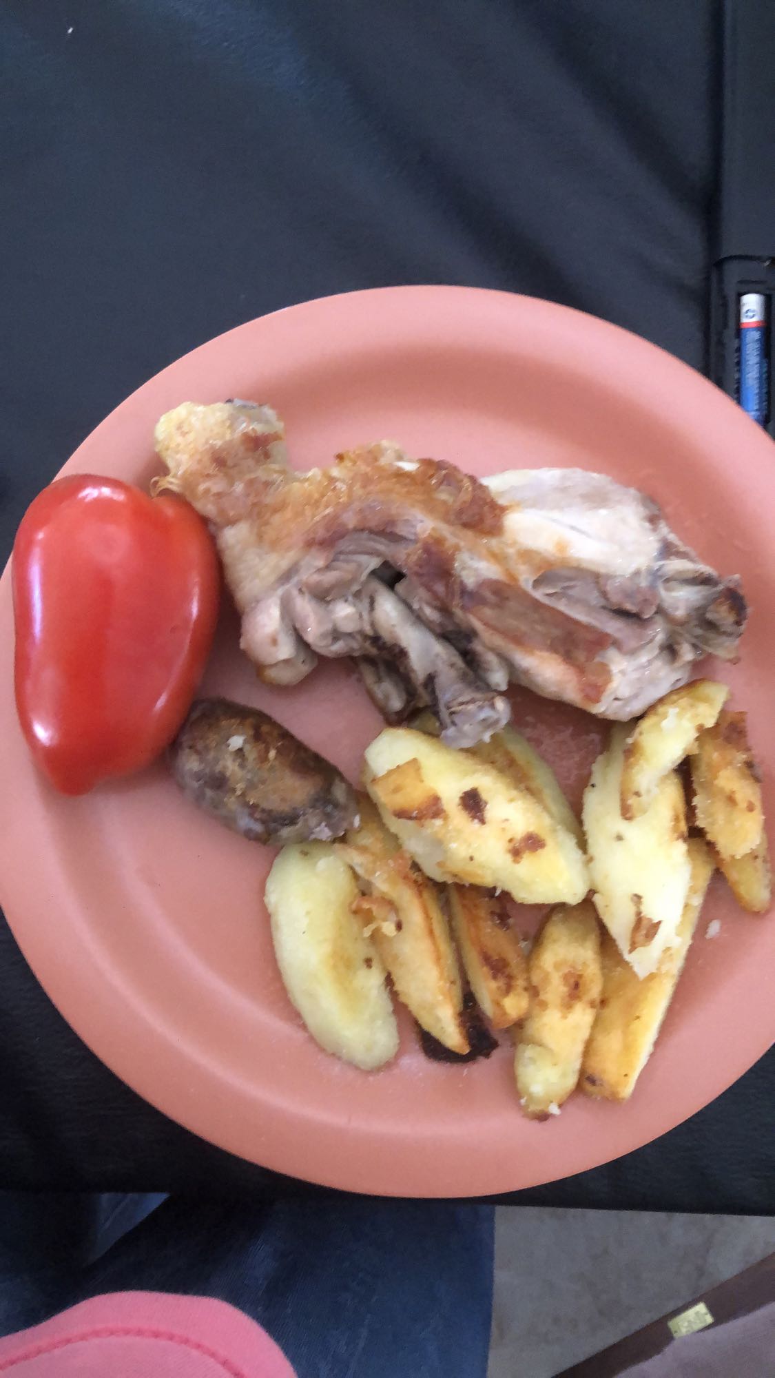 Pollo con papas y tomate