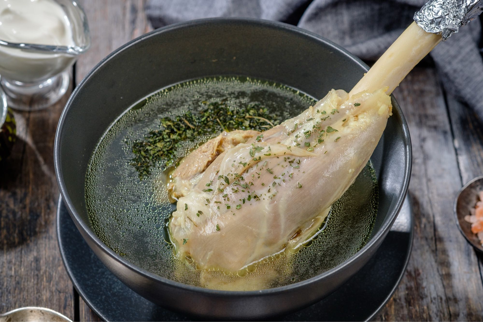 бульон с говяжьей голенью