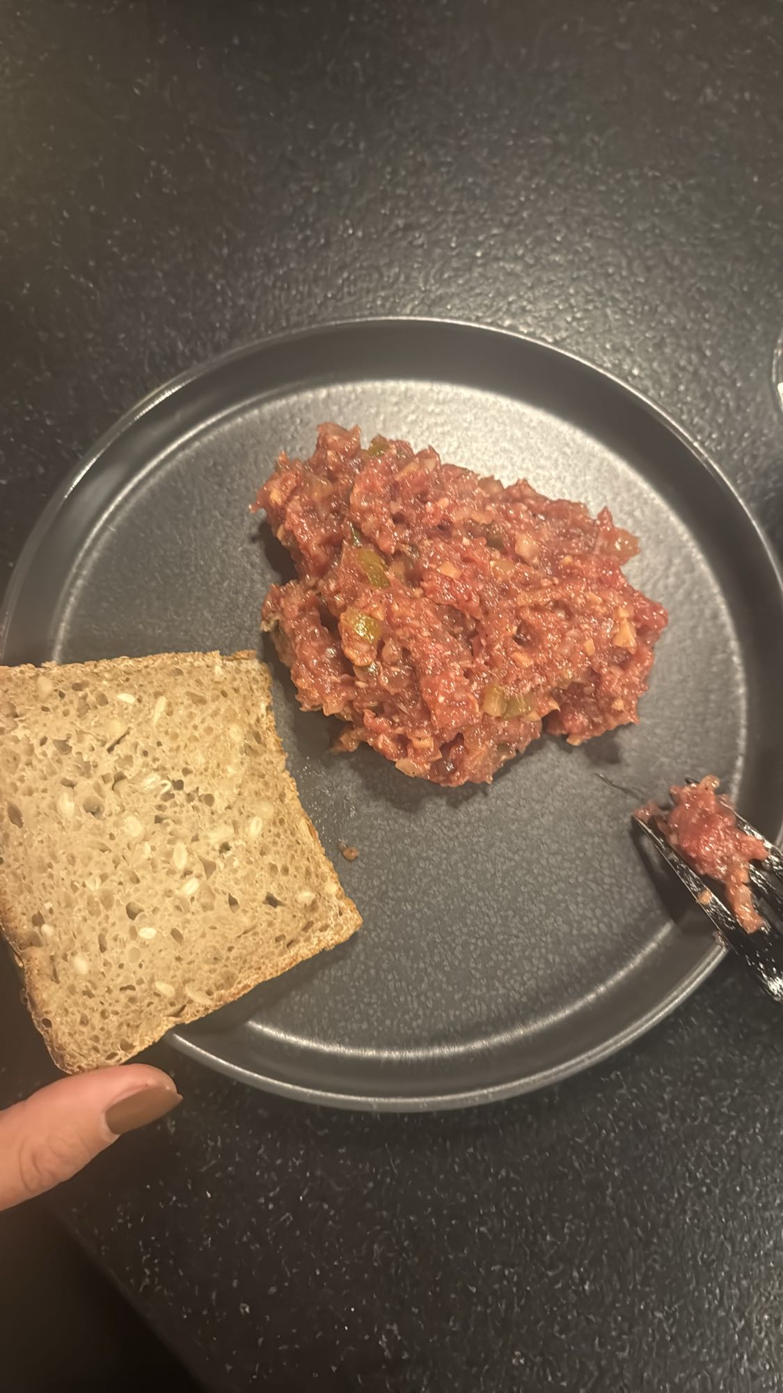 tatar wołowy z chlebem