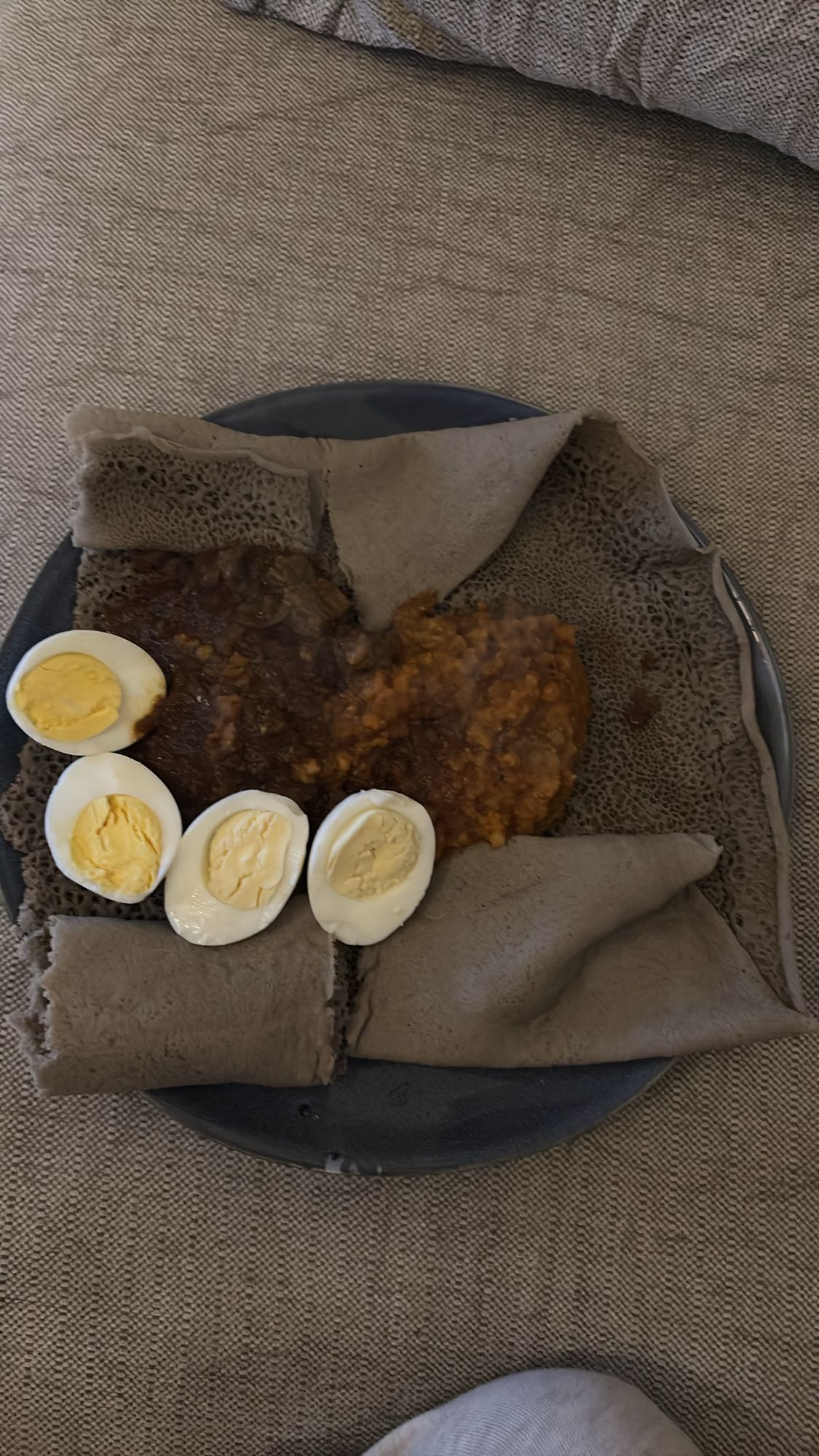 Injera med ägg och linsgryta