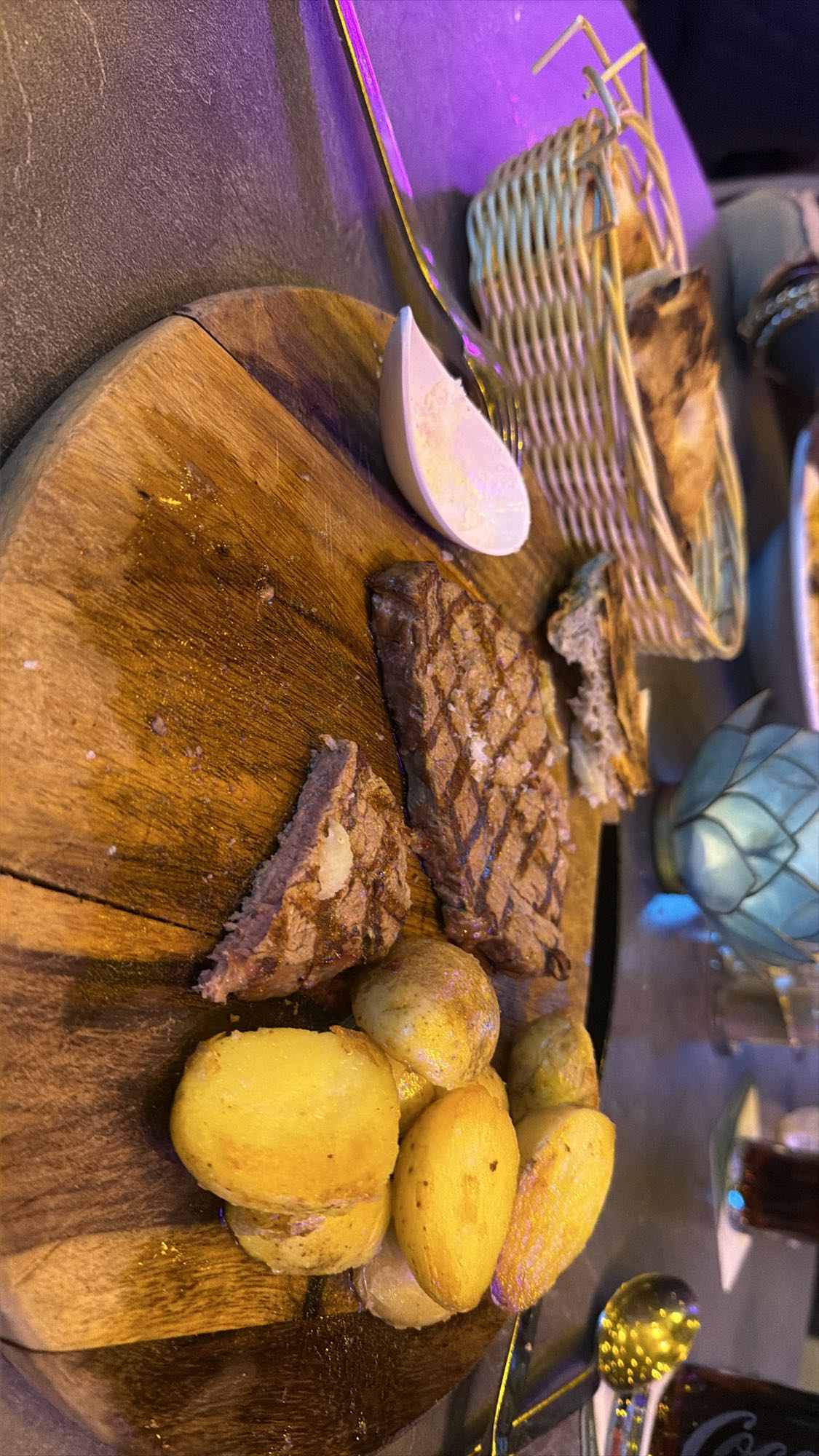 Stek z ziemniakami i chlebem