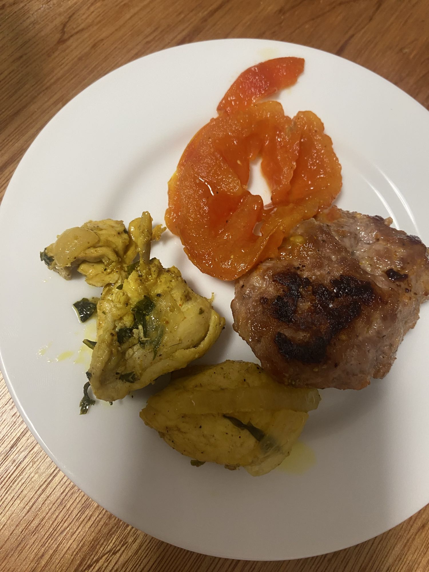 Pollo, cerdo y tomate