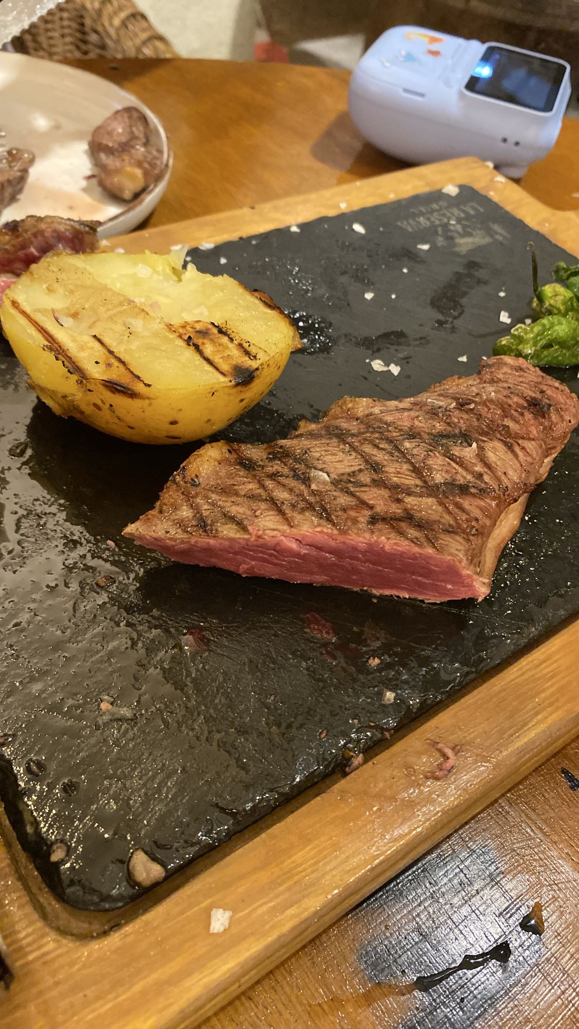 Carne con papa asada