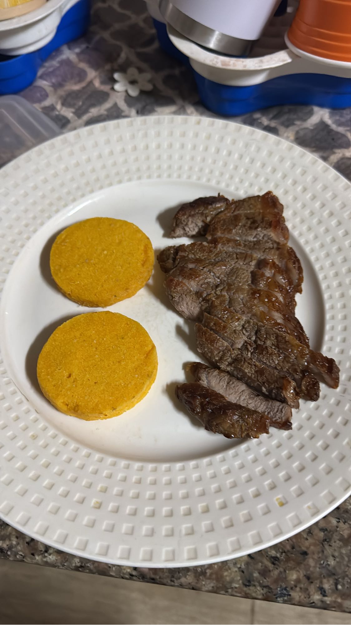 Carne y arepas de maíz