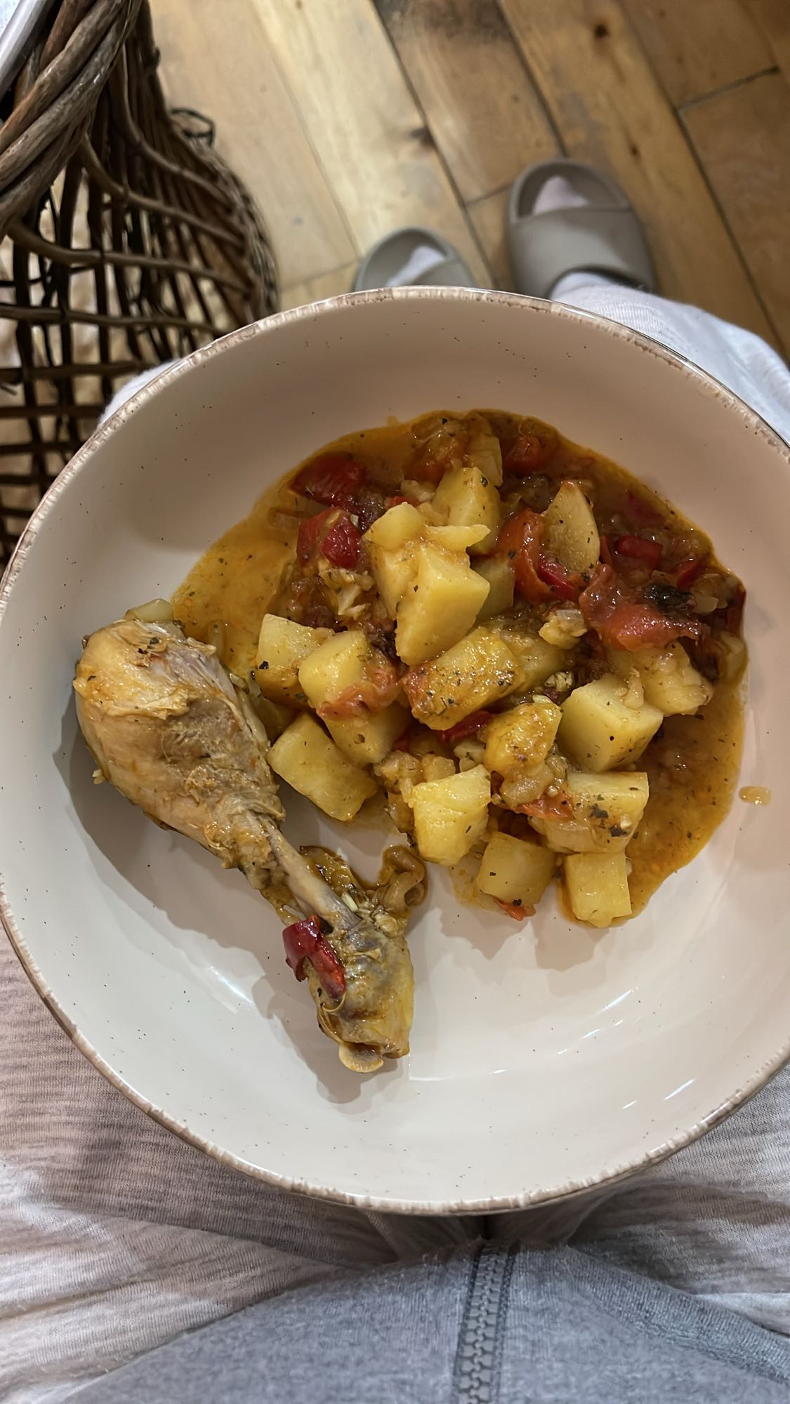 тушеная курица с картошкой