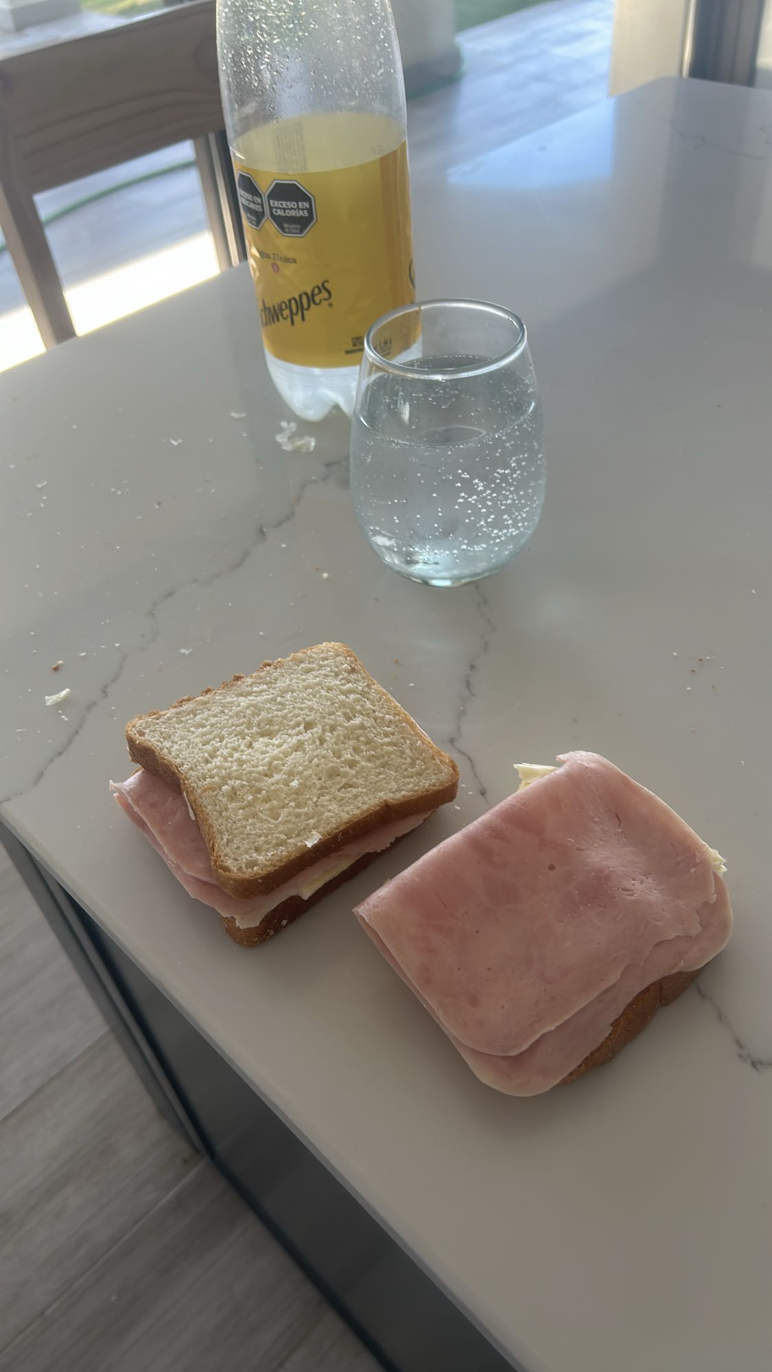 Sándwich de jamón y soda