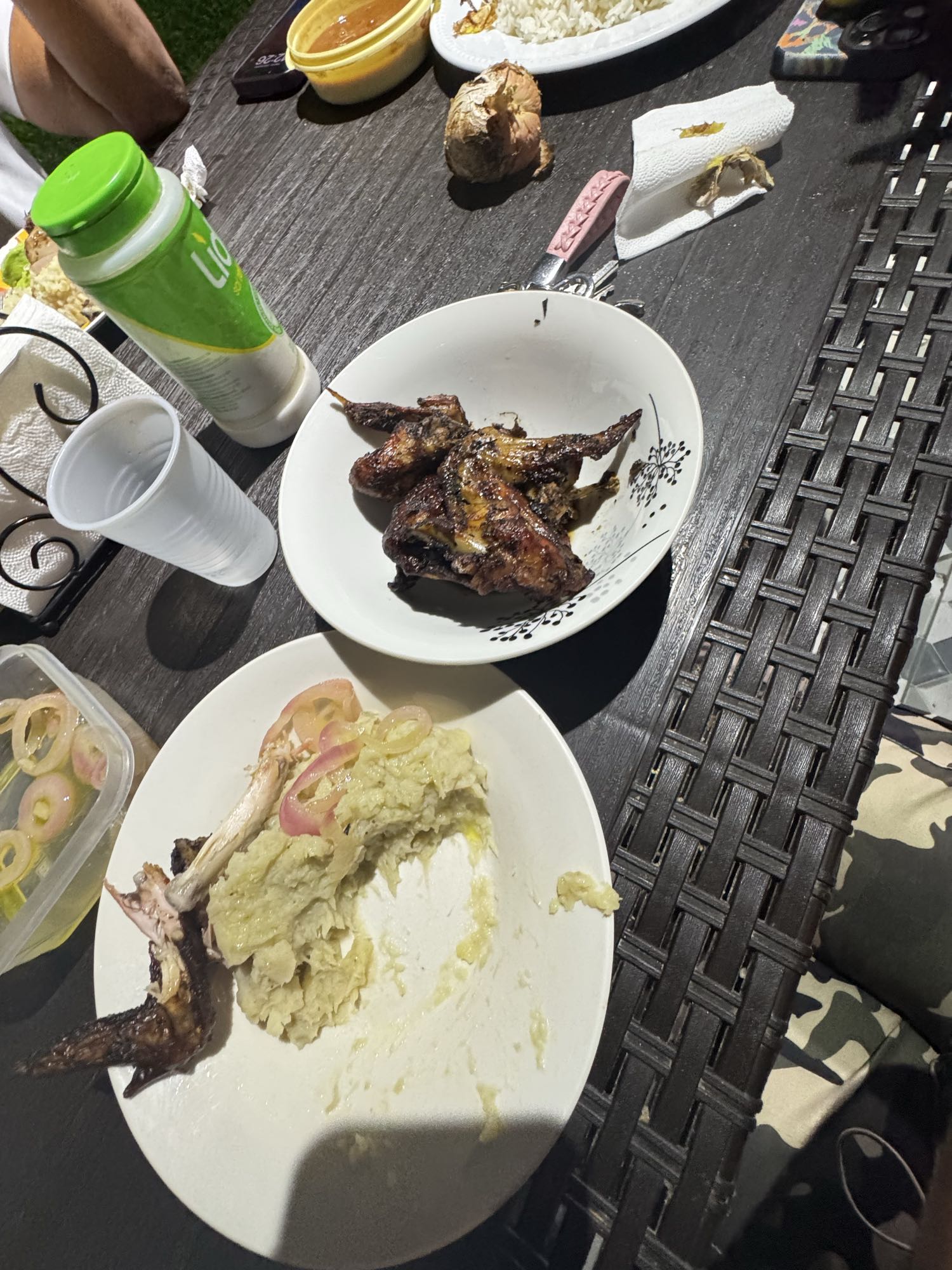 Pollo asado con puré y cebolla