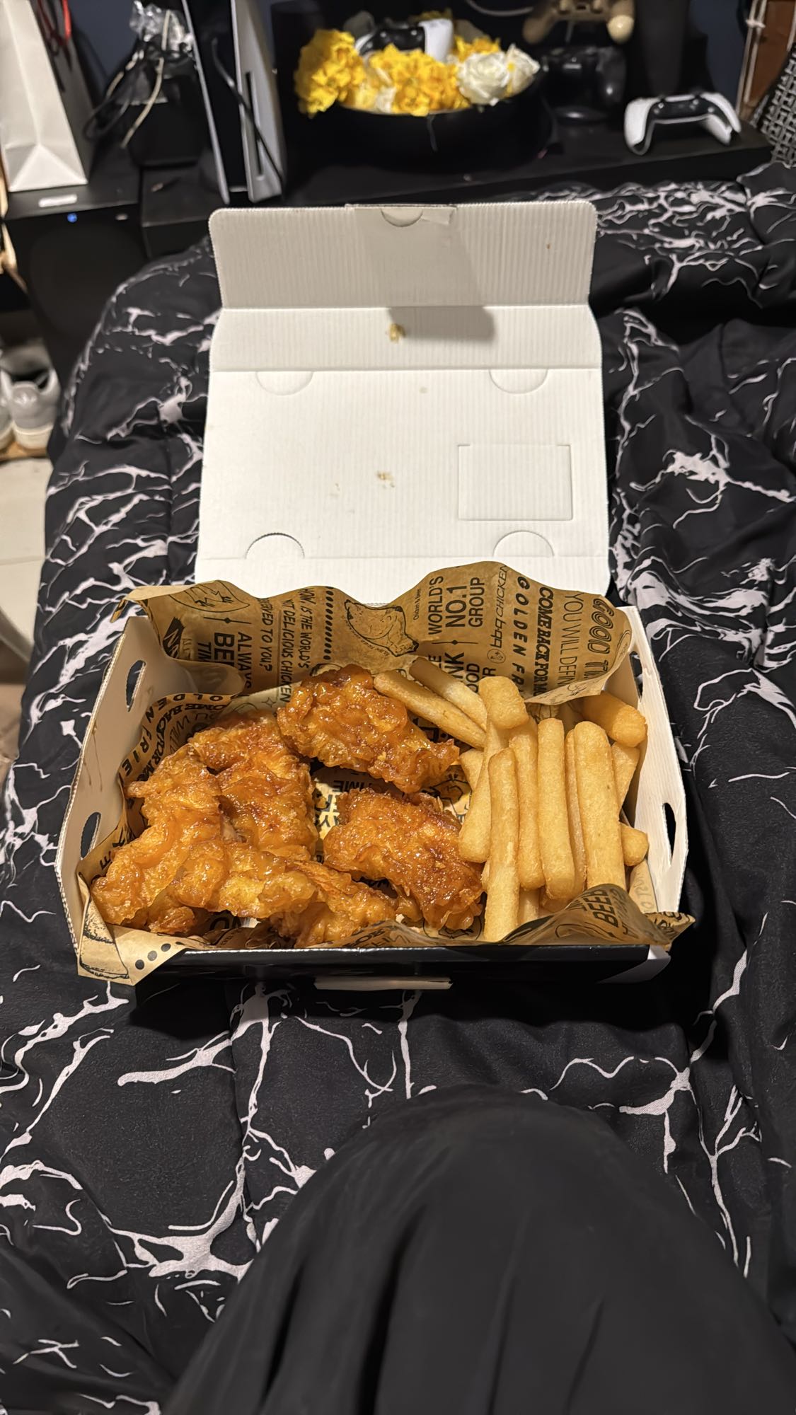 Pollo tempura con salsa swet garlig, yuca frita