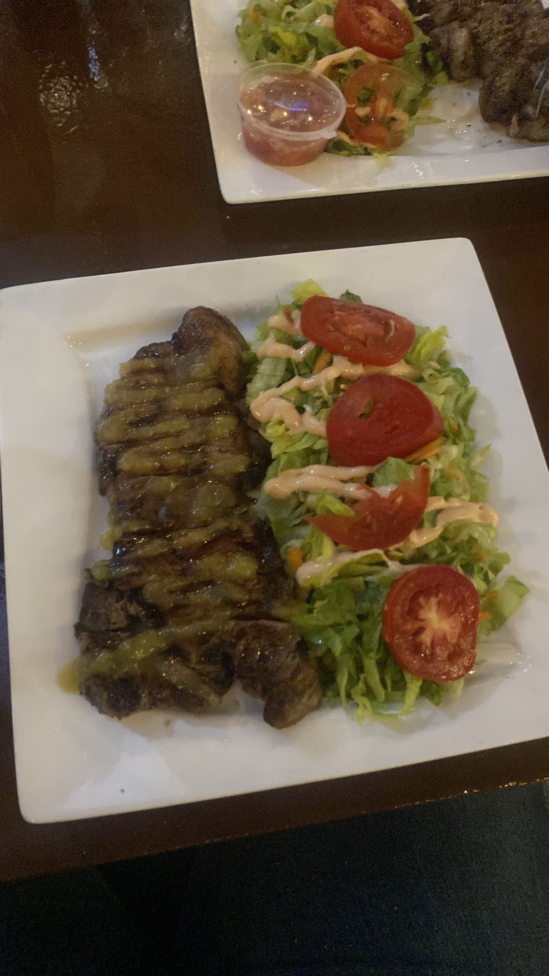 Bistec con ensalada fresca