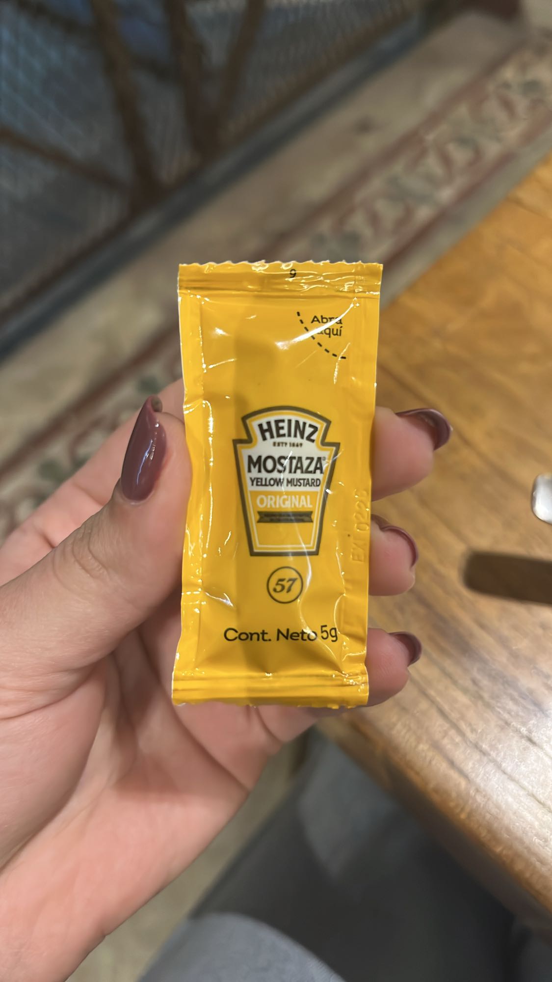 mostaza amarilla sobre