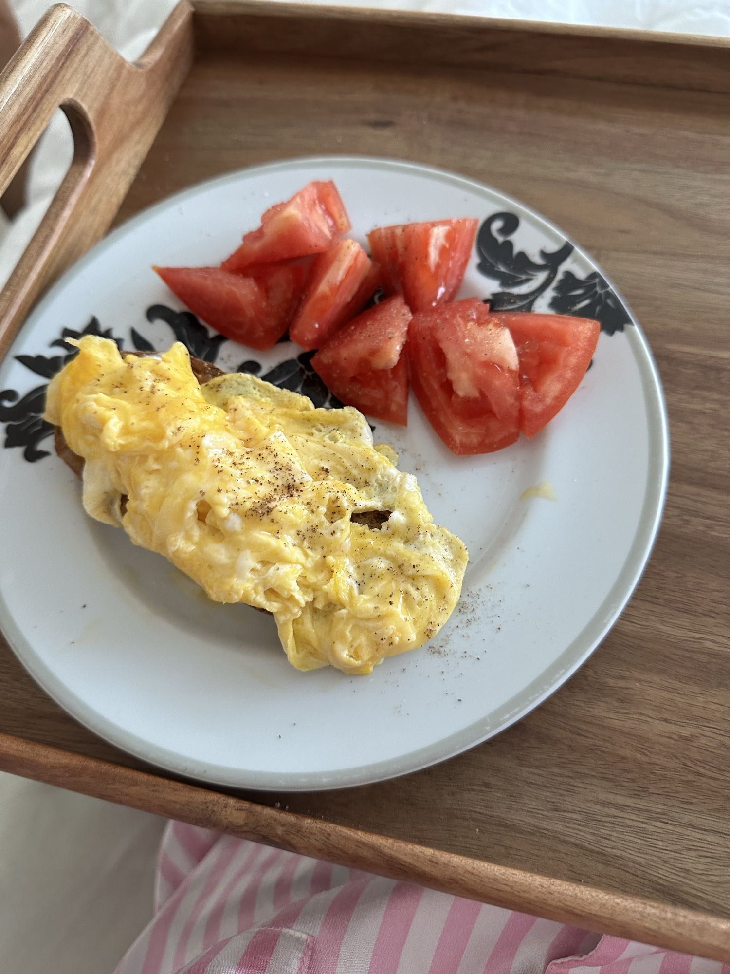 huevos revueltos y tomate