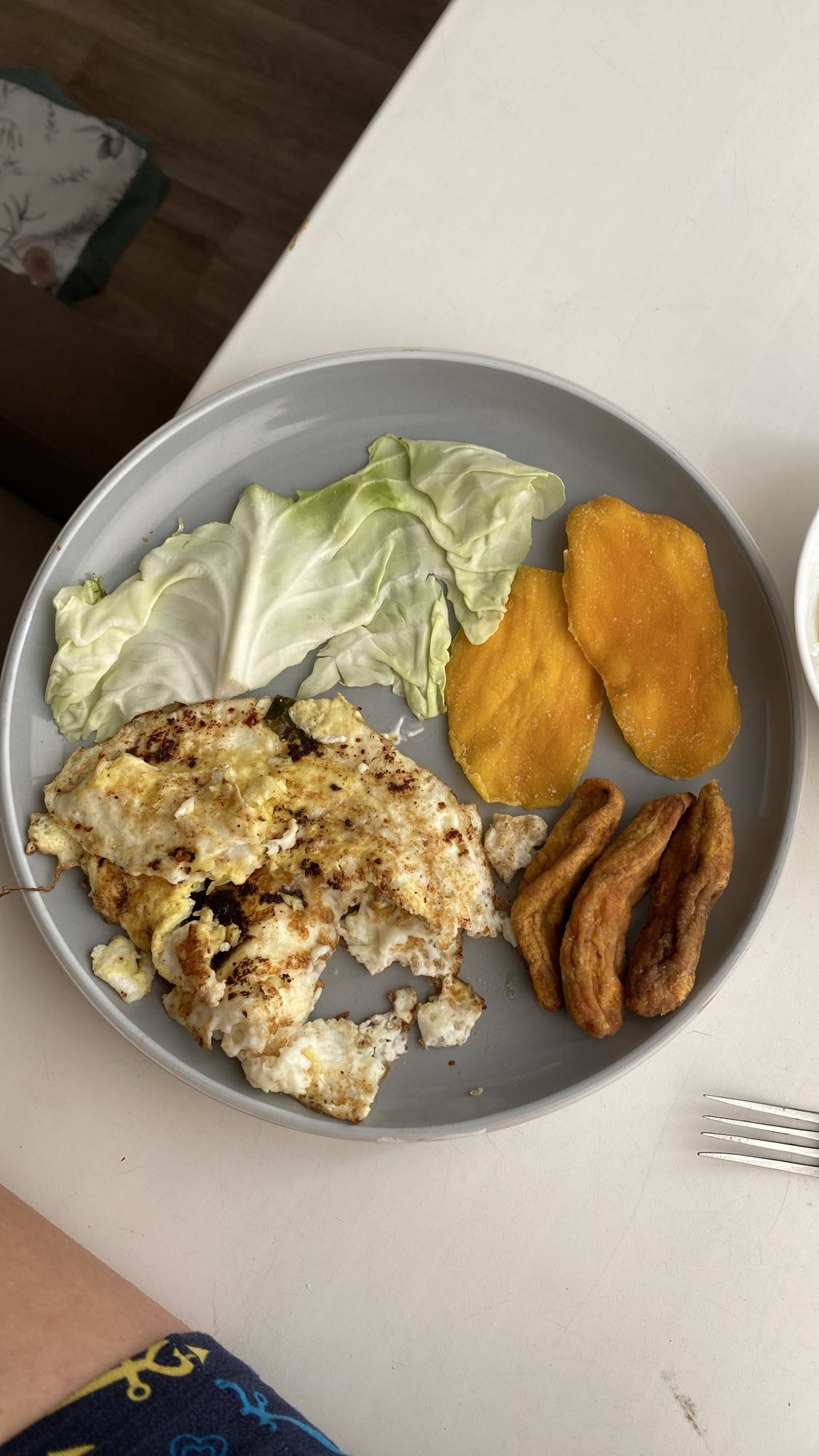 яичный завтрак с фруктами