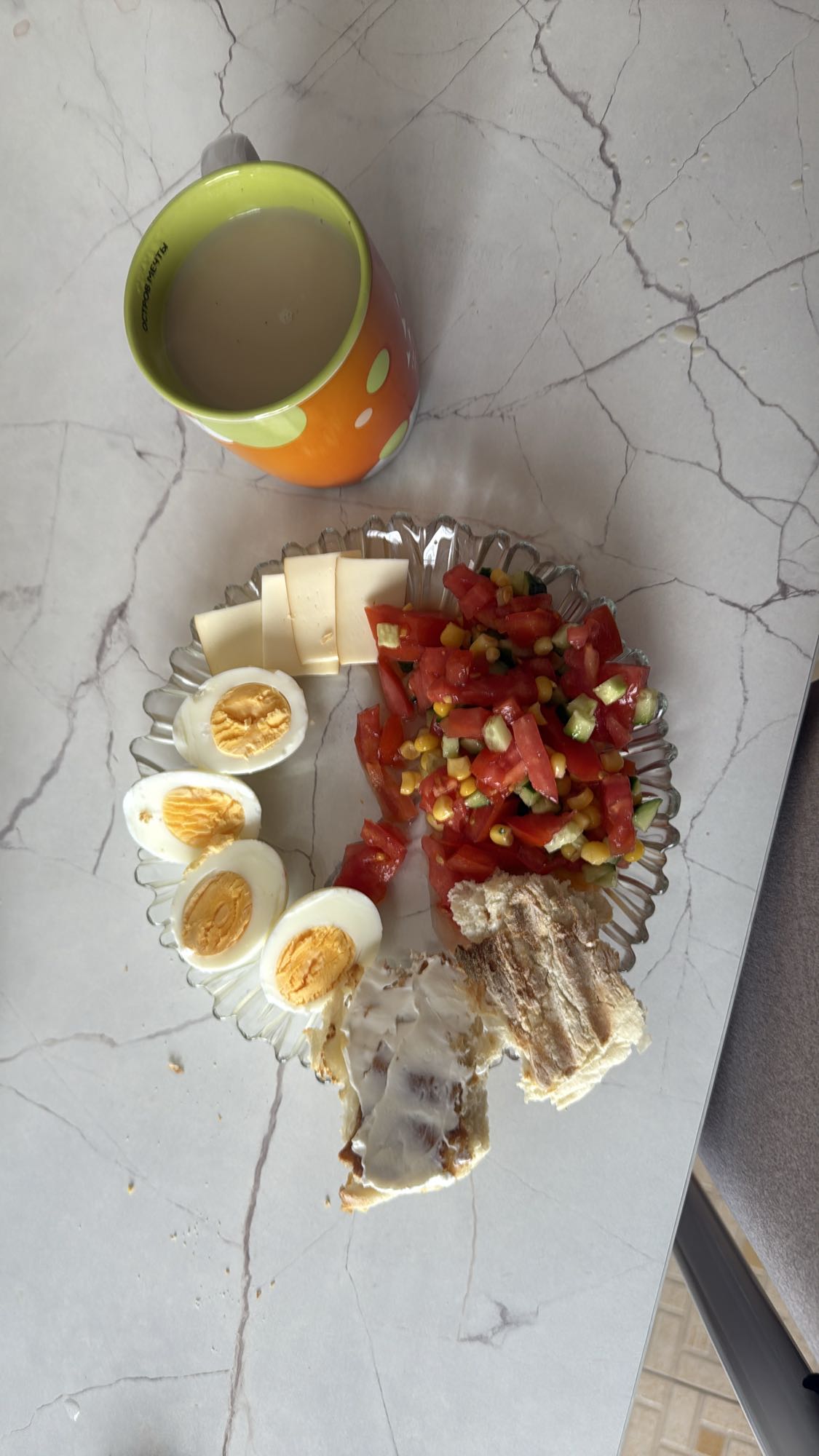 Завтрак с яйцом и салатом