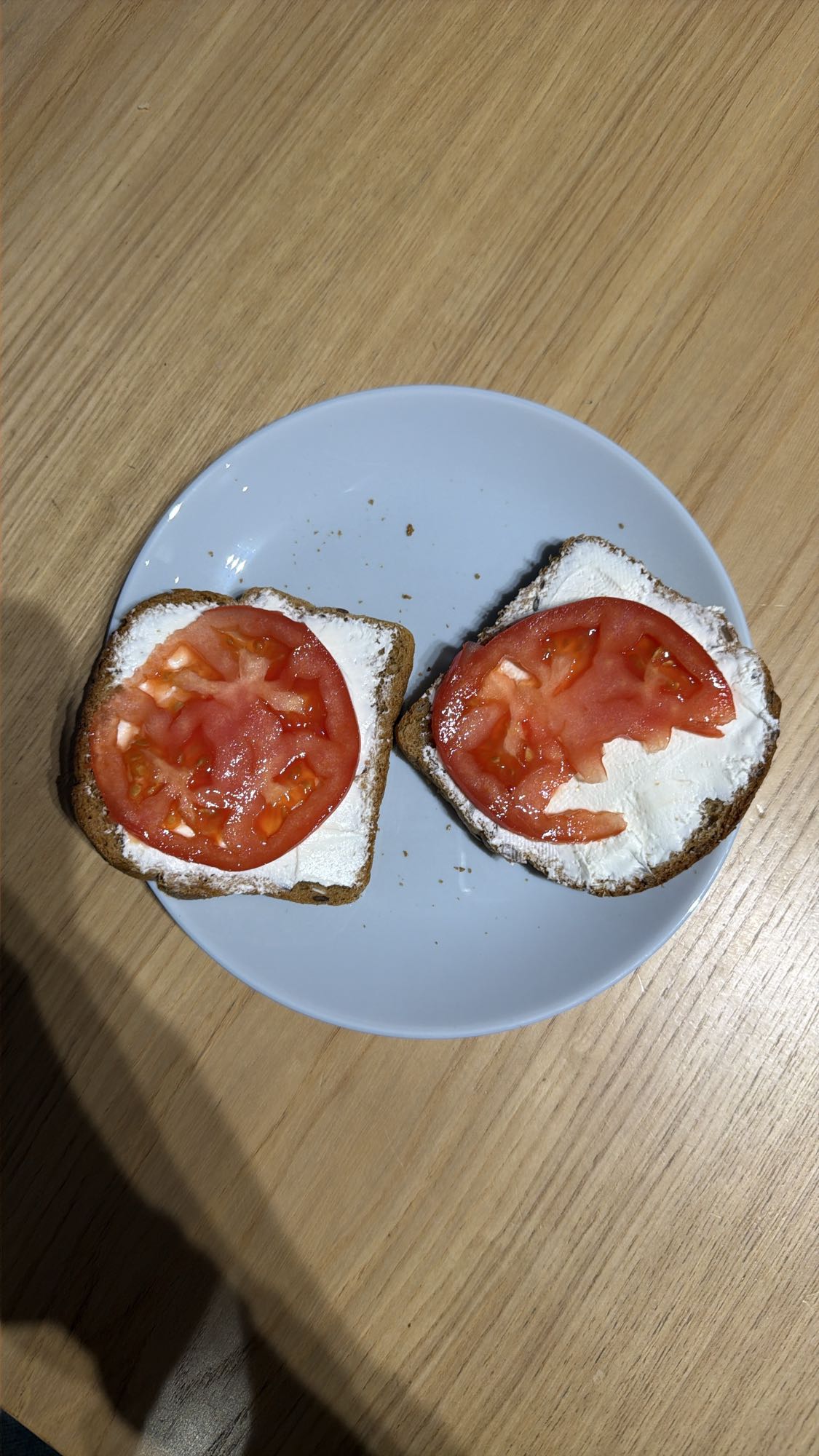 Kanapki z twarogiem i pomidorem