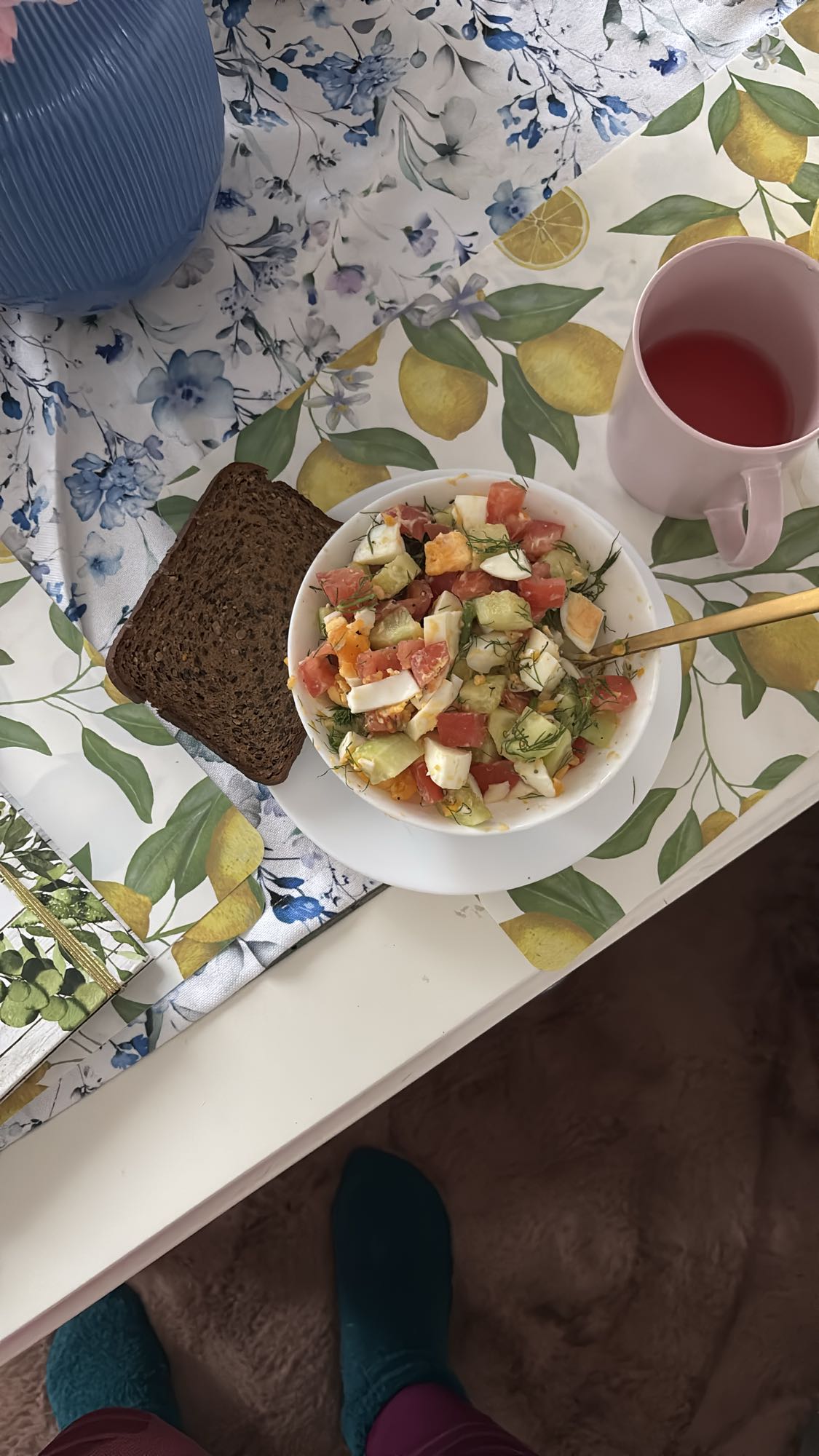 Sałatka z jajkiem i chlebem