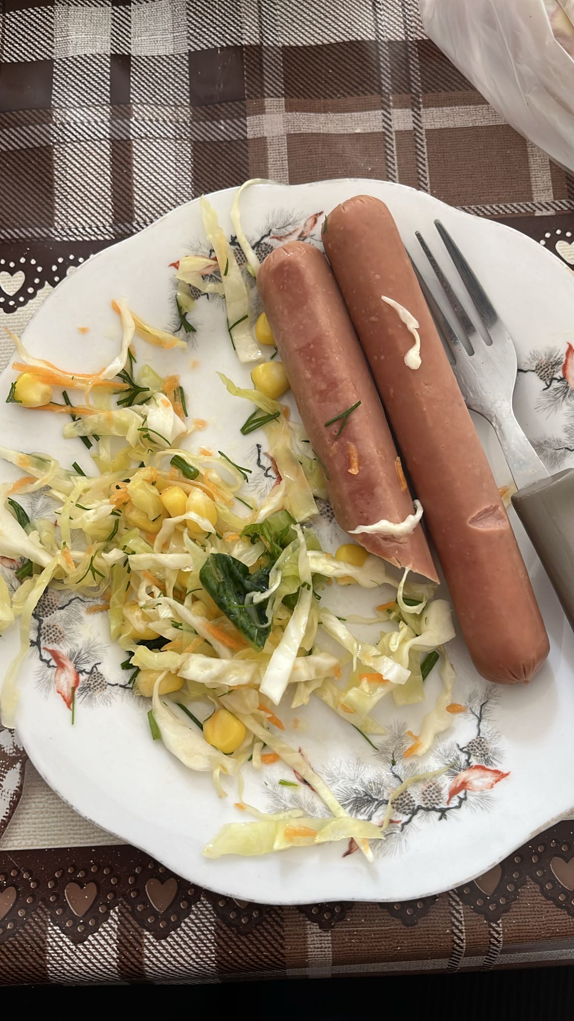 Сосиски с овощным салатом