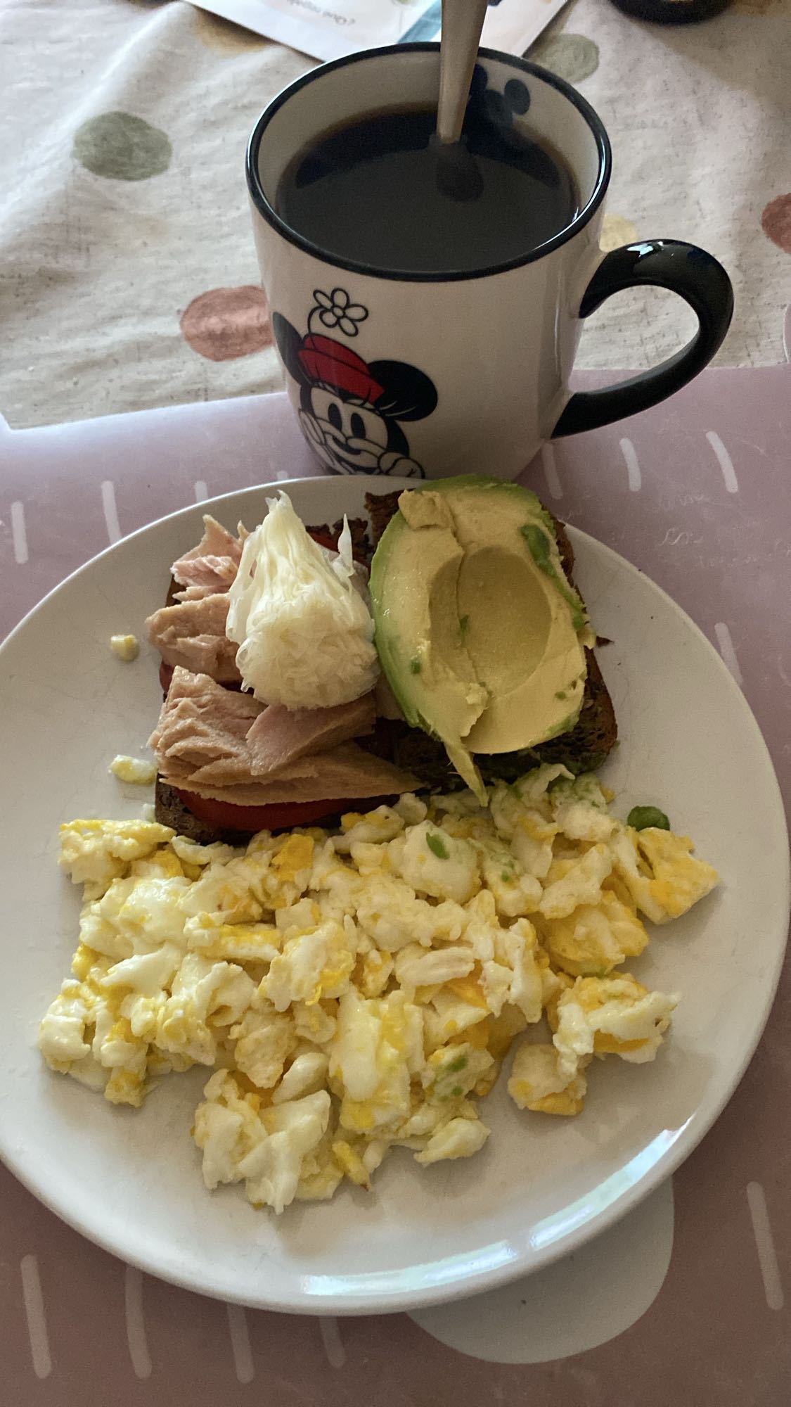 Desayuno con huevo y aguacate