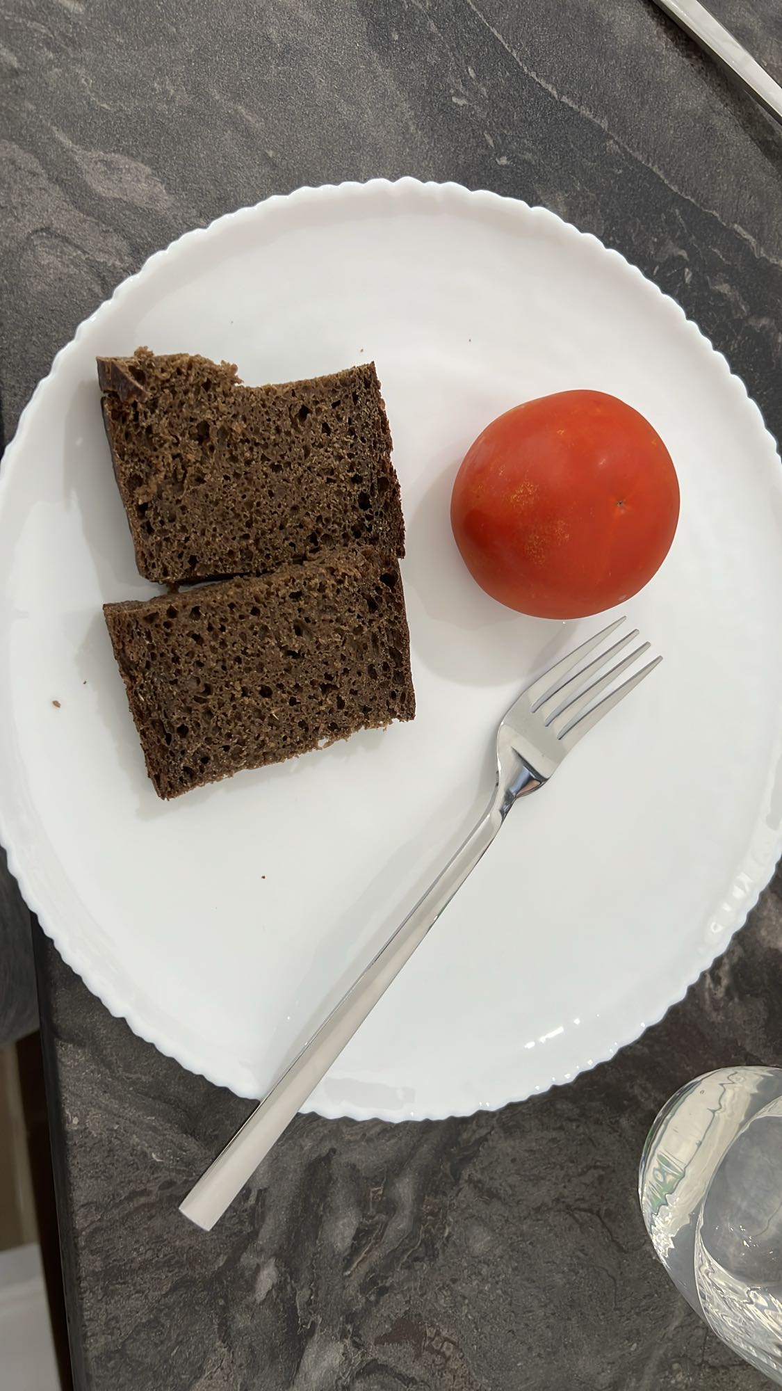 Սև հաց և լոլիկ