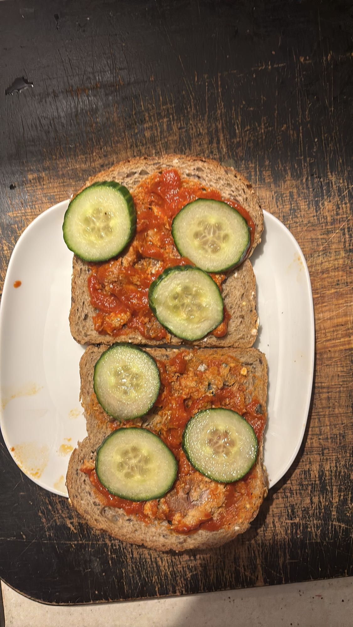 Grovbrød med makrell i tomat og agurk