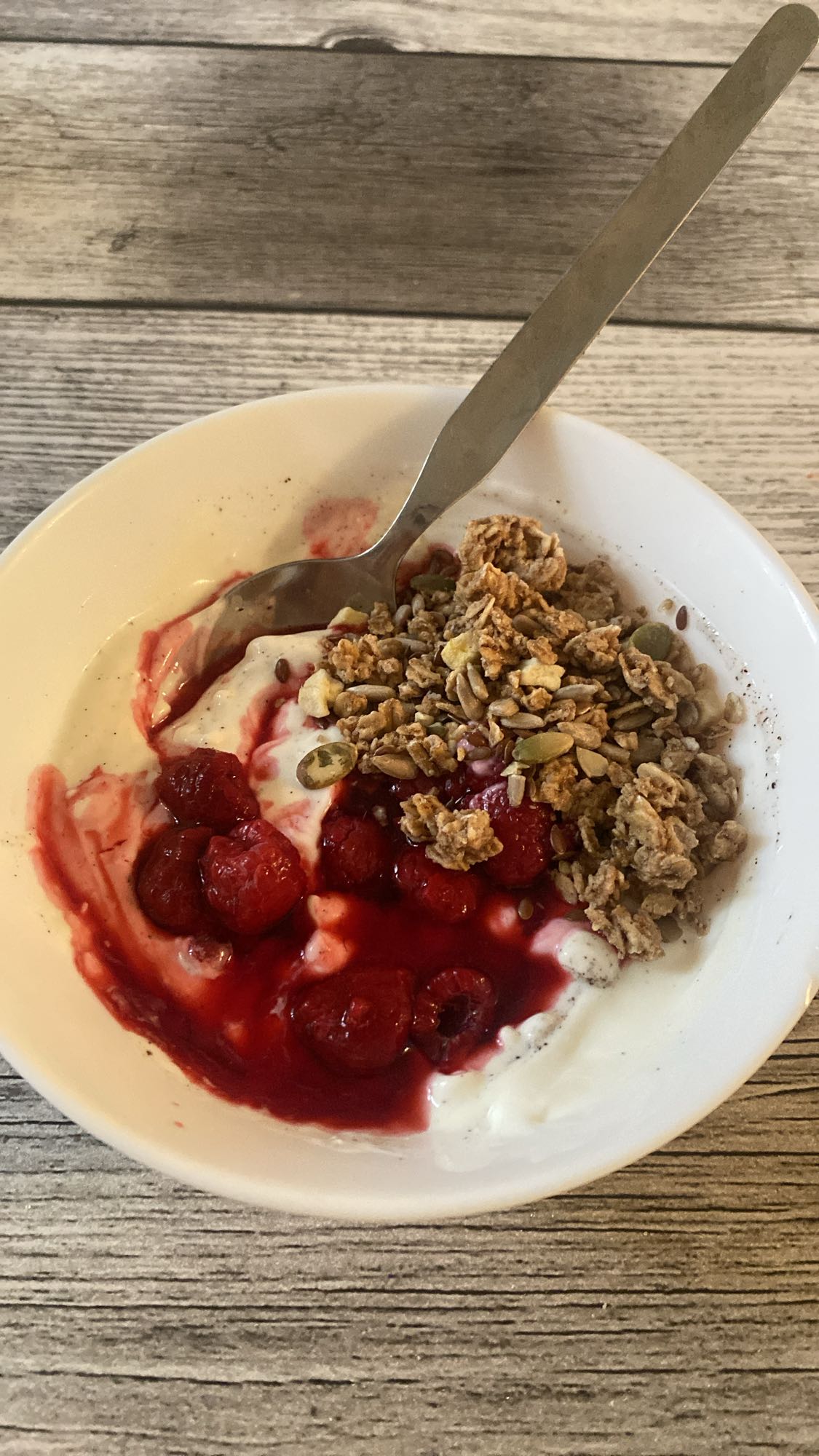 Grekisk yoghurt med granola, keso och hallon