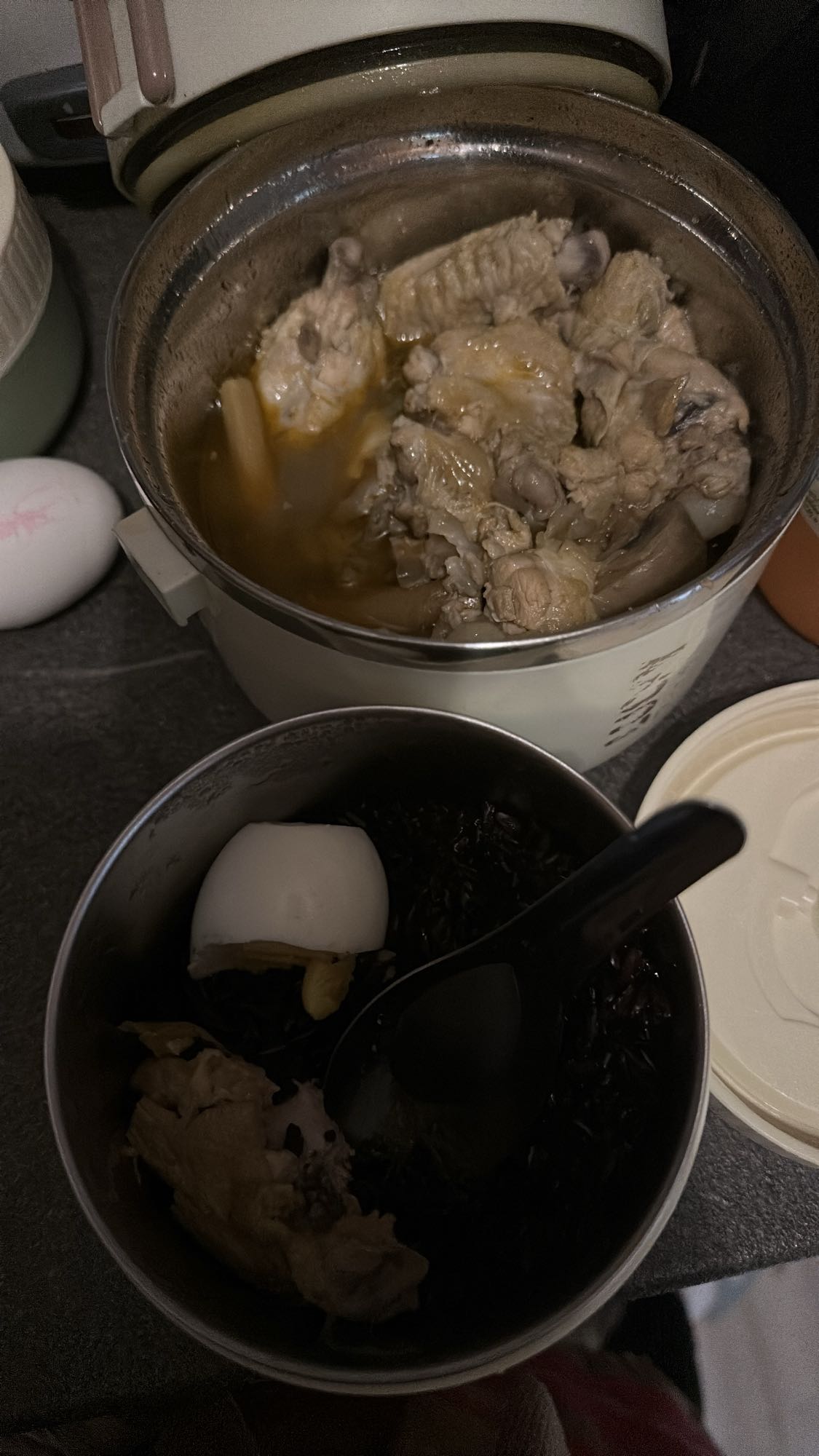 Ayam sup, telur, nasi hitam