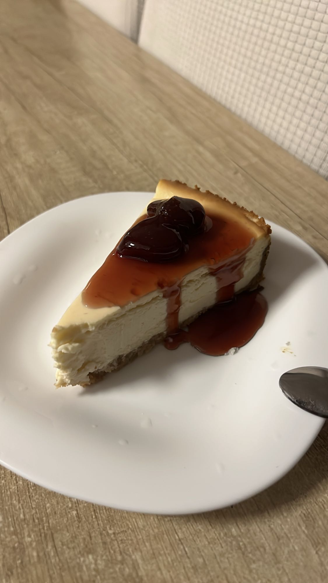 Cheesecake cu sos de cireșe