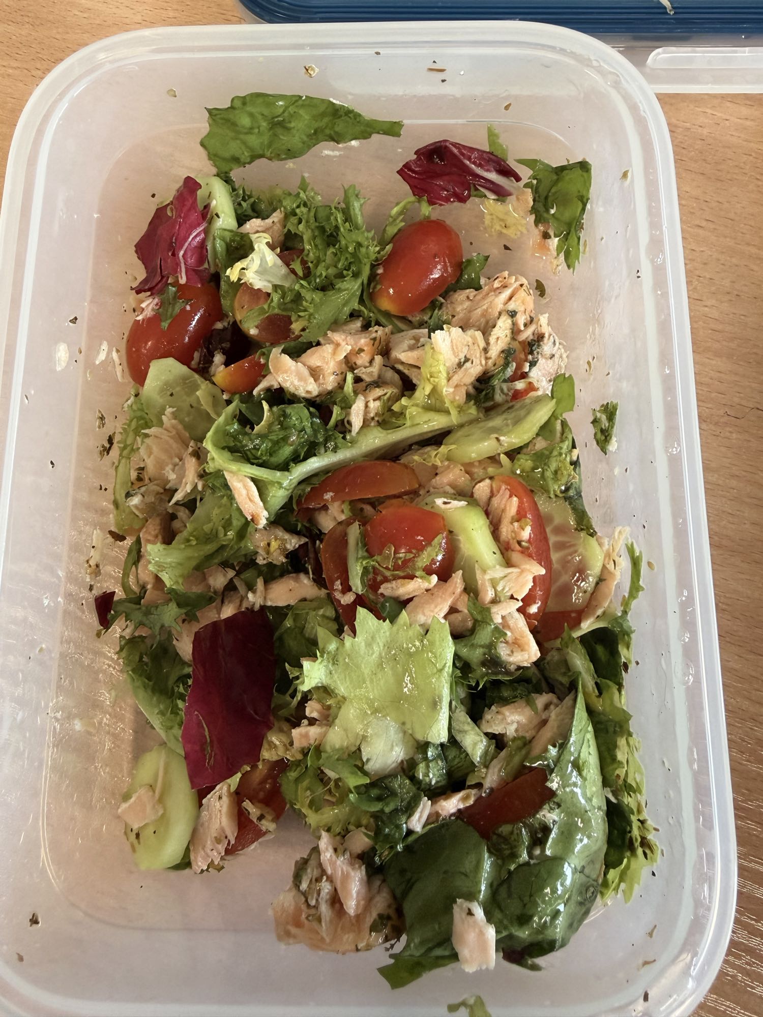 Sałatka z łososiem i warzywami