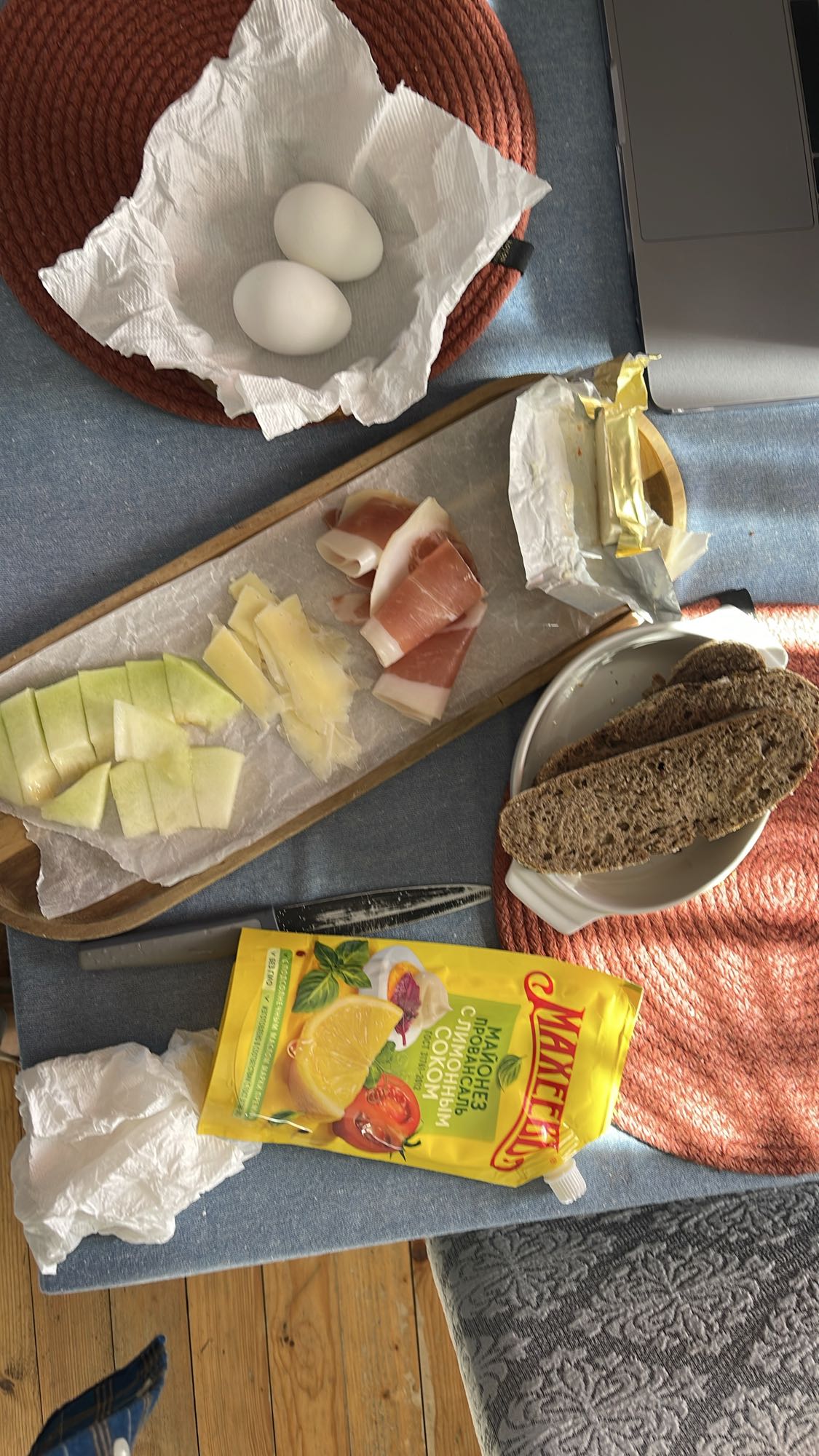 Завтрак с яйцами и закусками