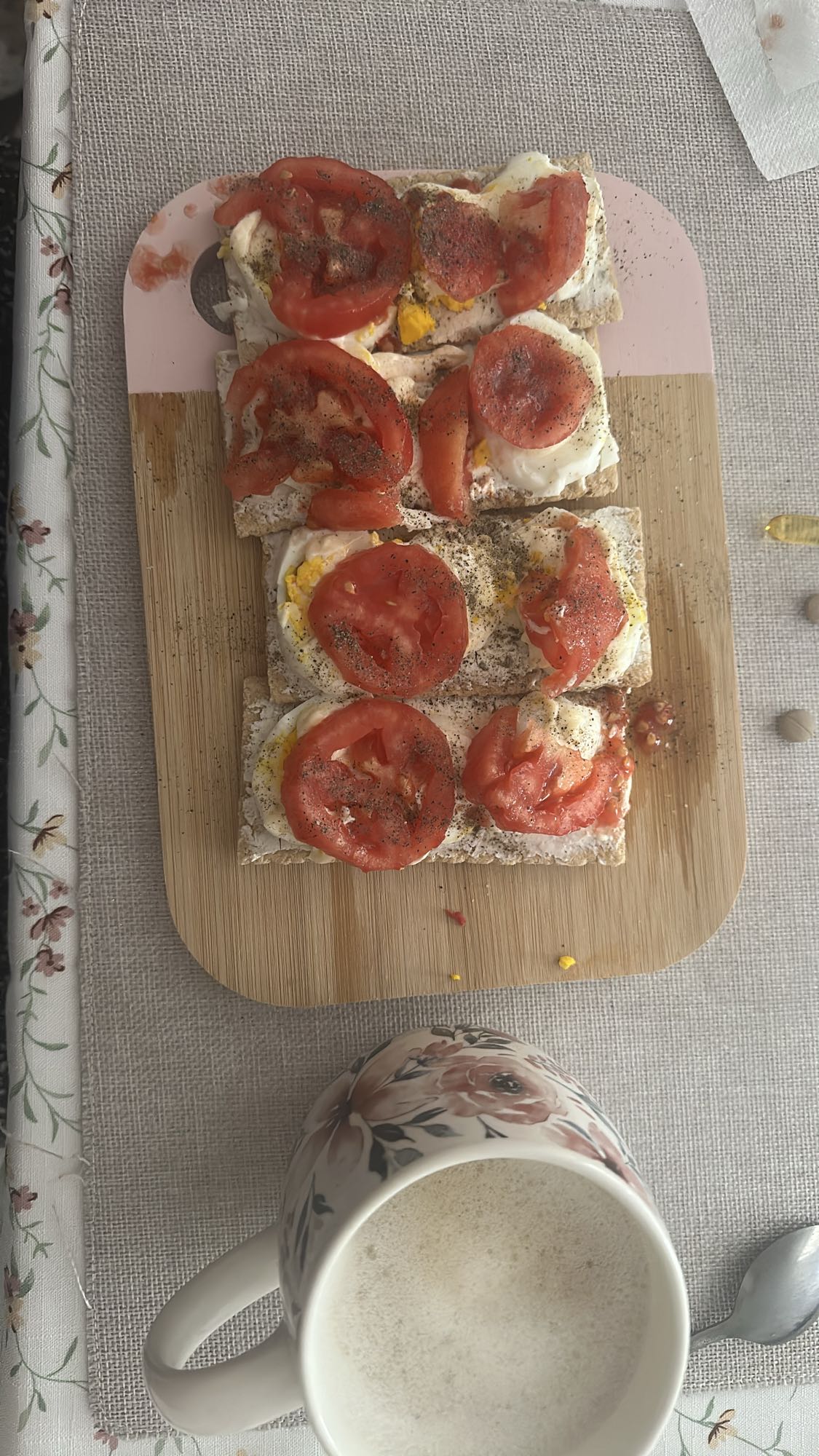 Kanapki z jajkiem i pomidorem