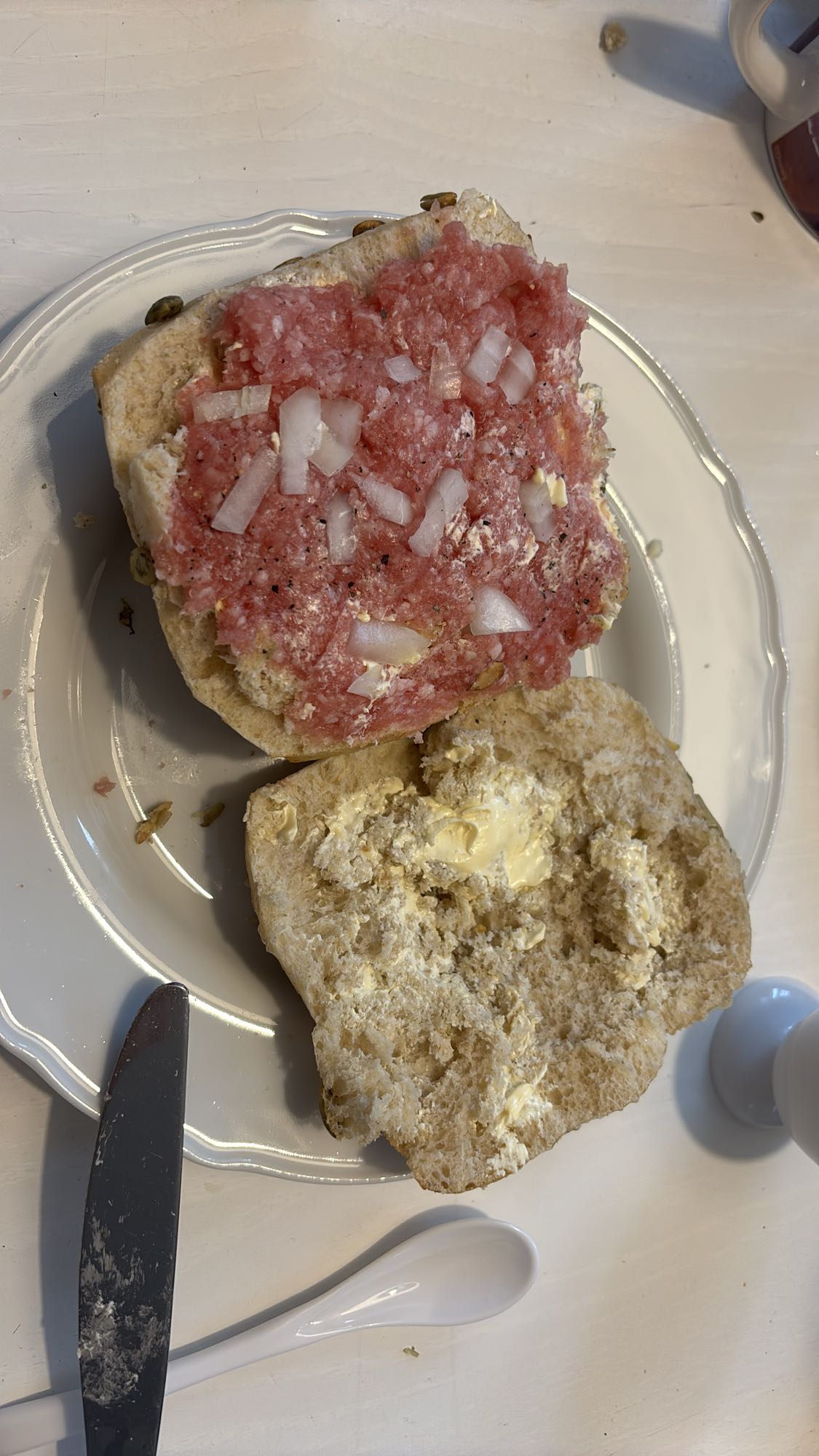 Mettbrötchen mit Zwiebeln