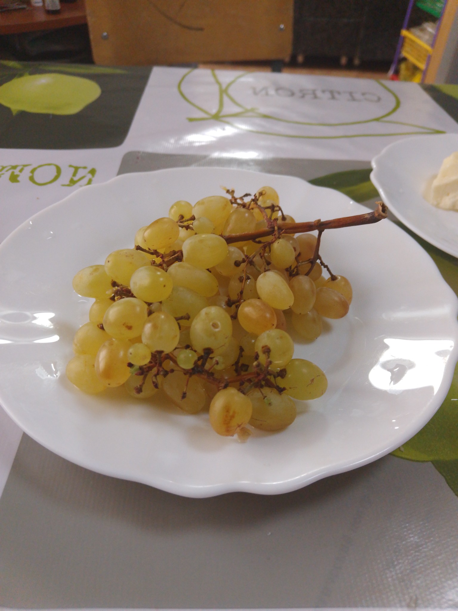 Plate of green grapes