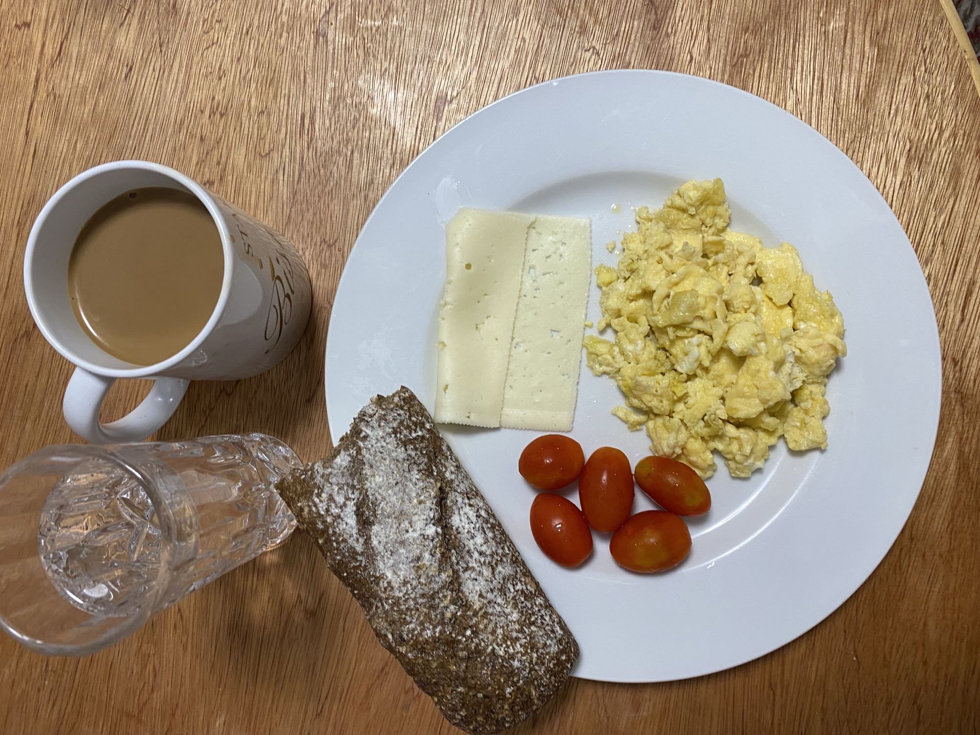 Desayuno con huevos y pan