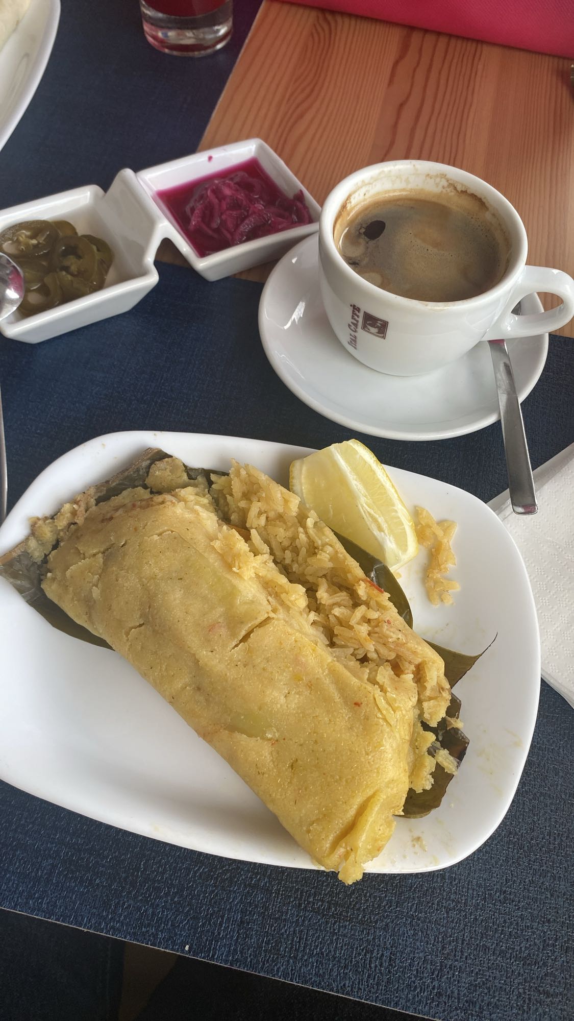 Tamal con arroz y café