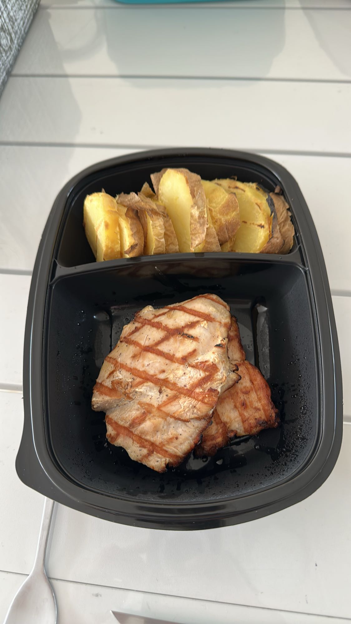 Grilled chicken with potatoes