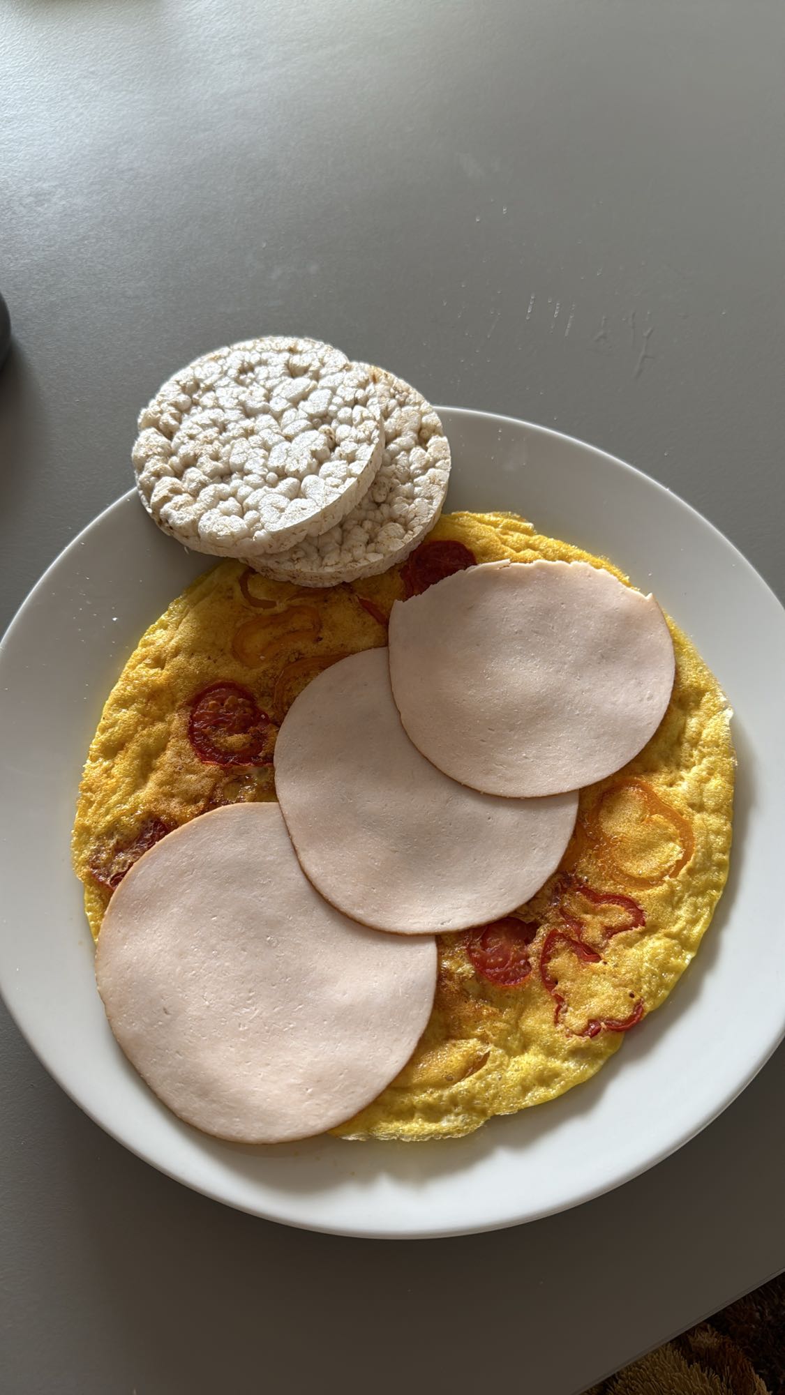 Omlet cu piept de pui și rondele