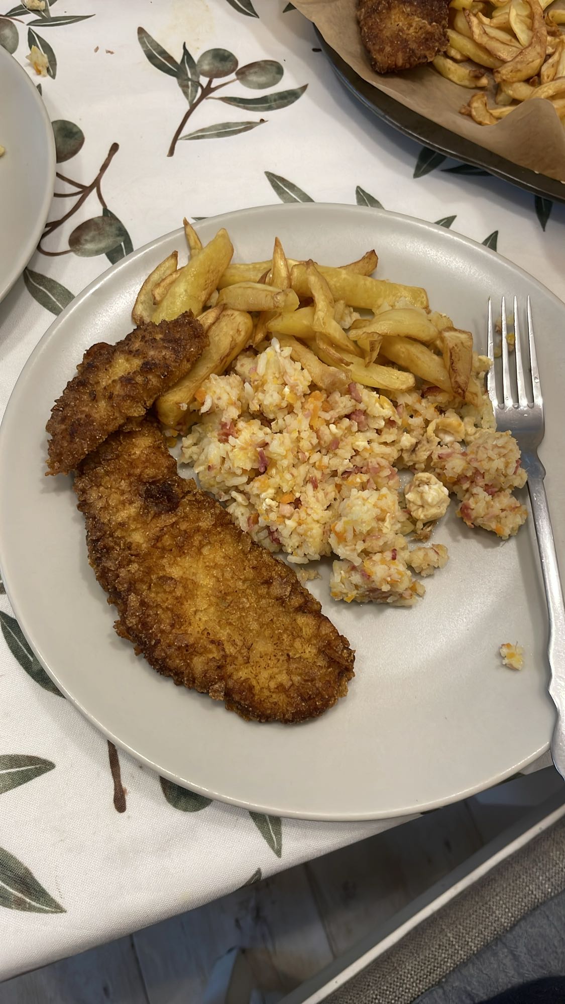 Șnițel cu orez și cartofi