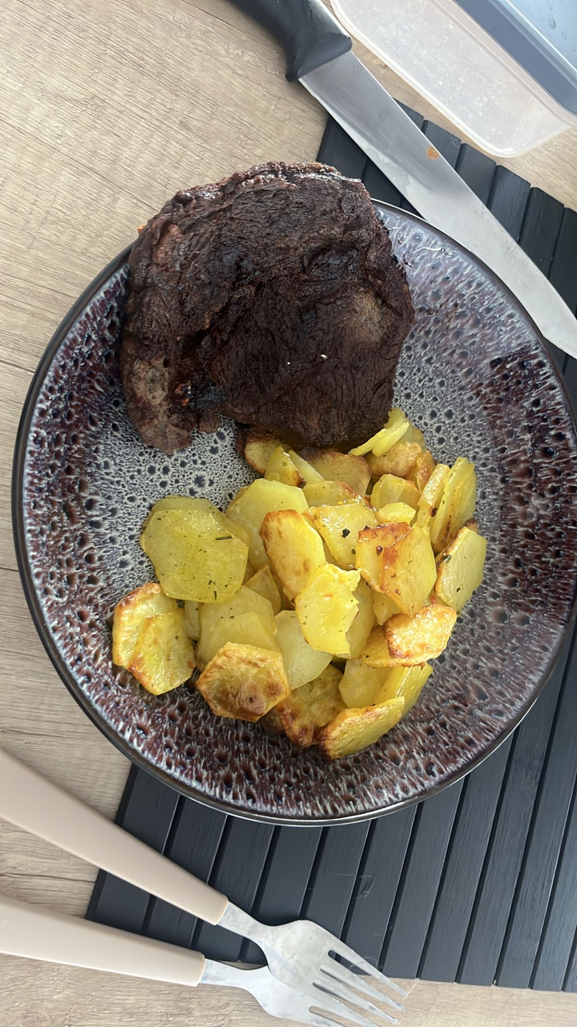 Friptură cu cartofi la cuptor