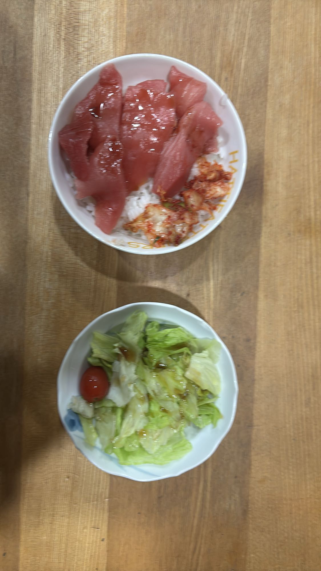 まぐろ丼とサラダ
