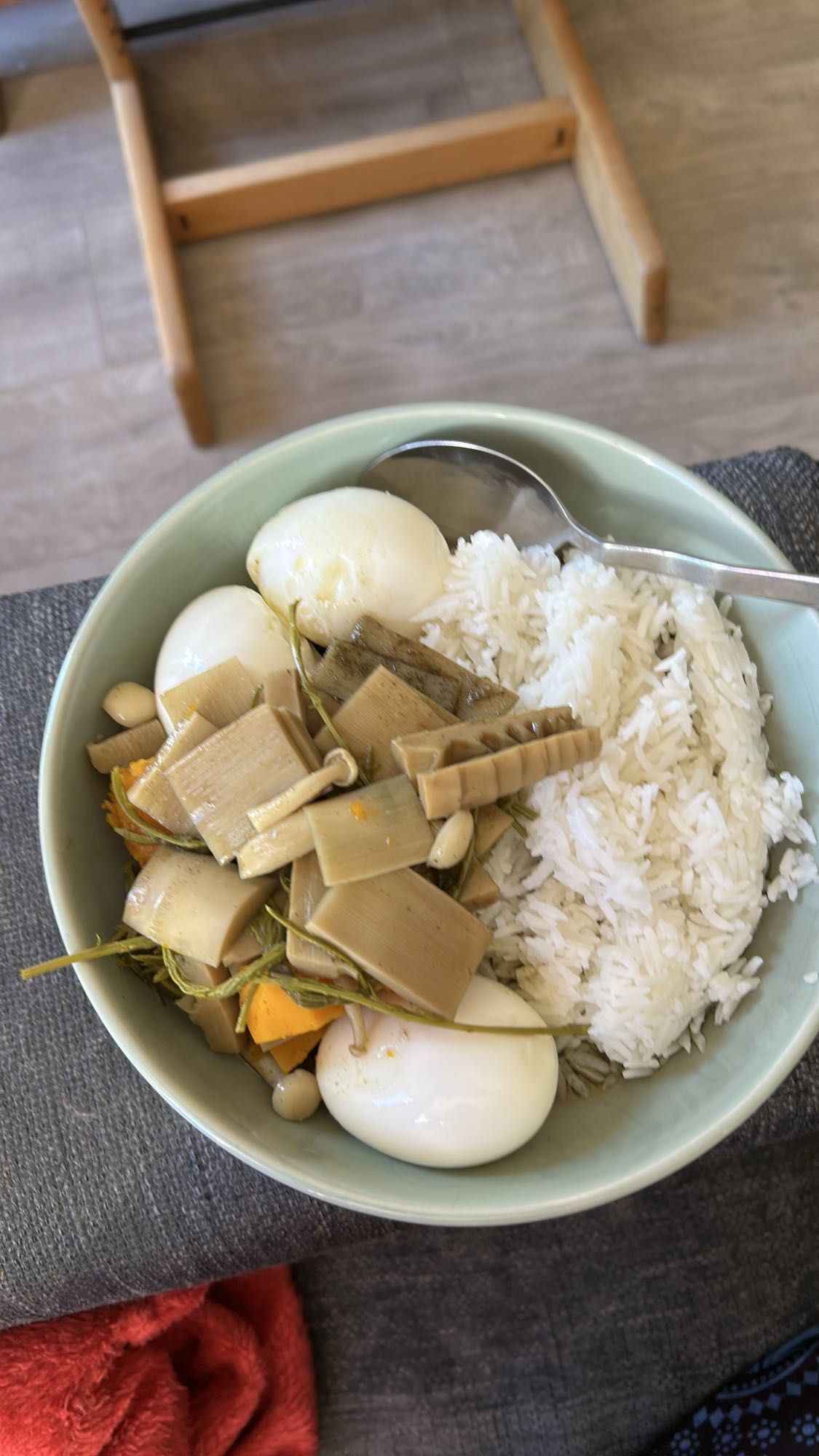 Ris med egg og bambusskudd