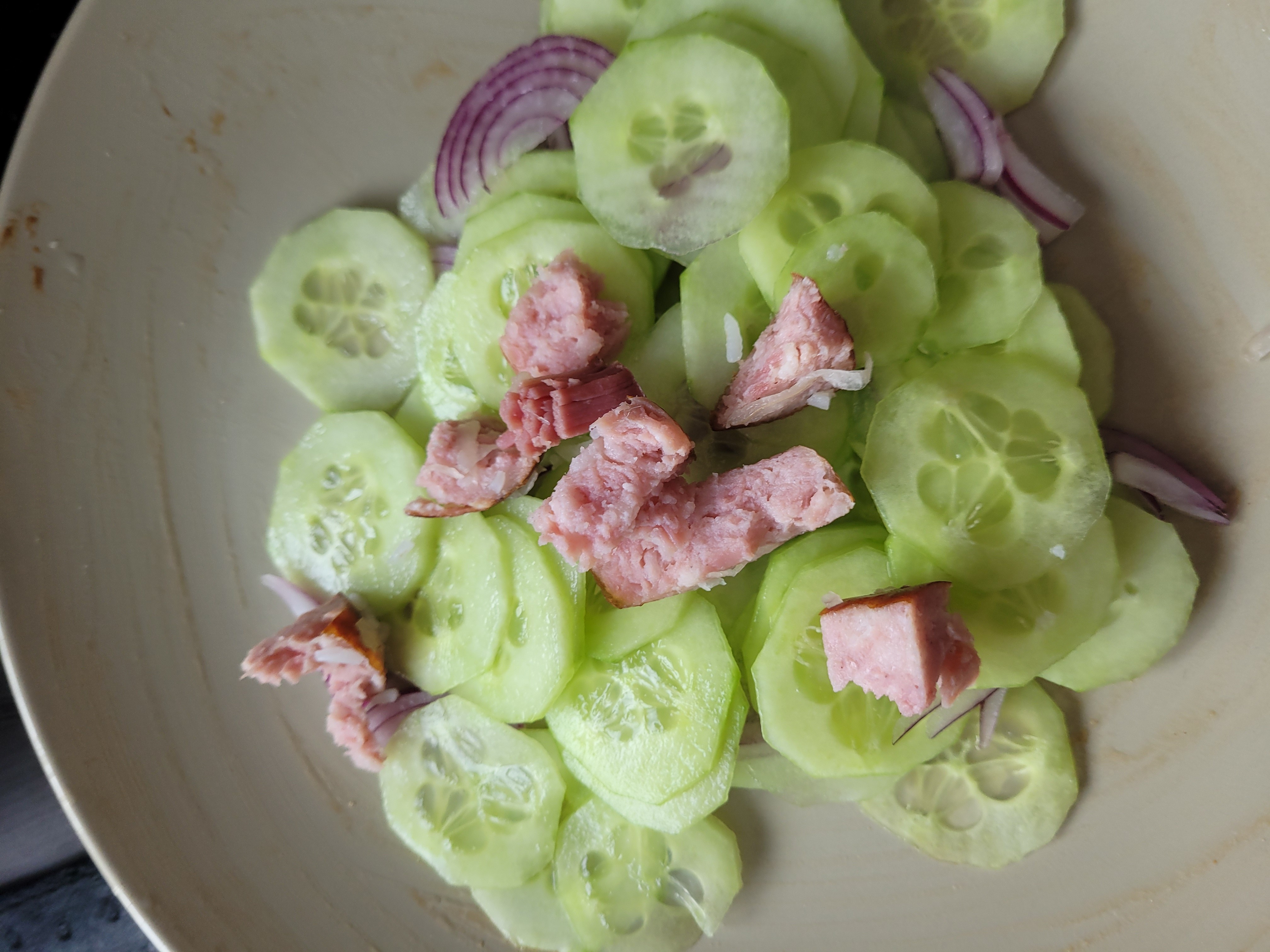 Salade concombre et saucisse