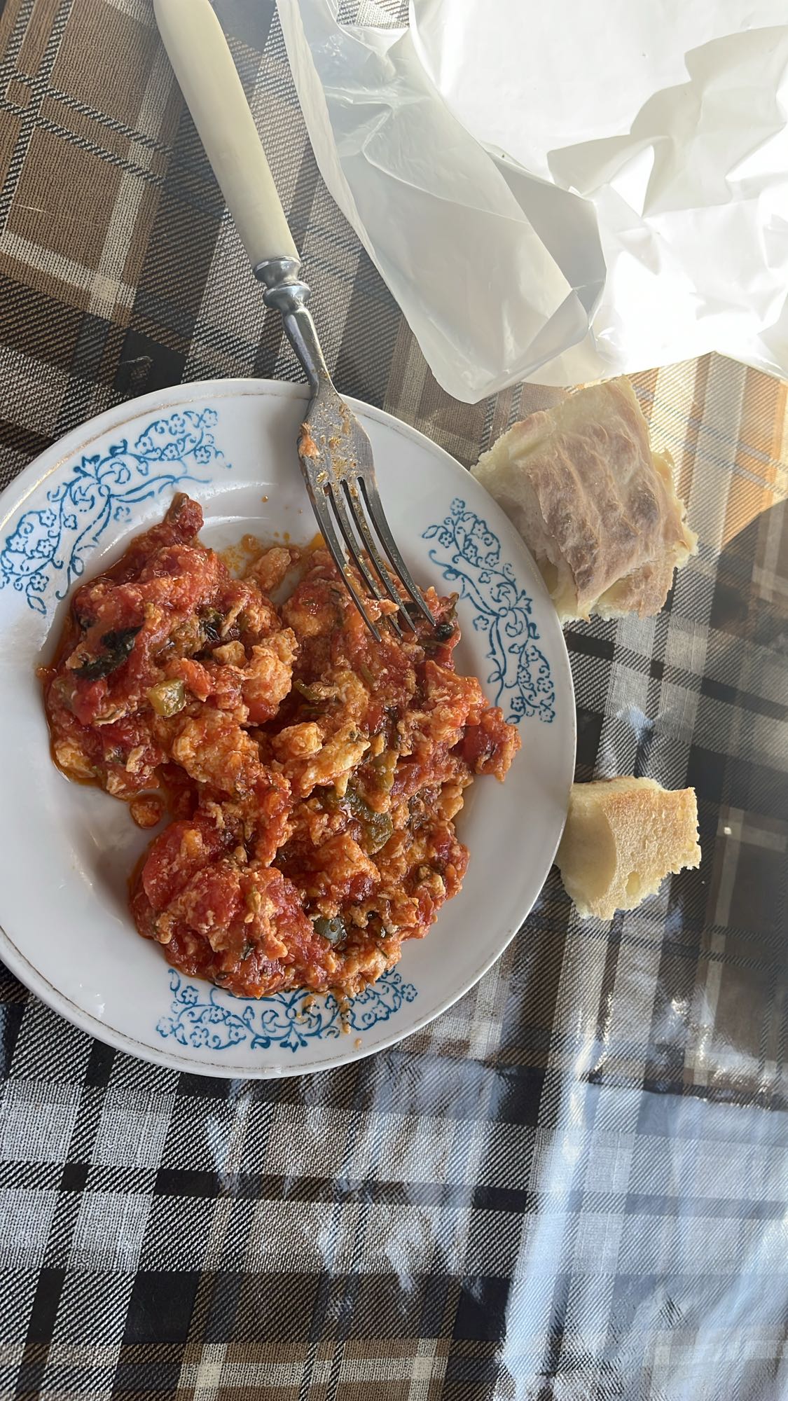 яичница с помидорами и хлебом