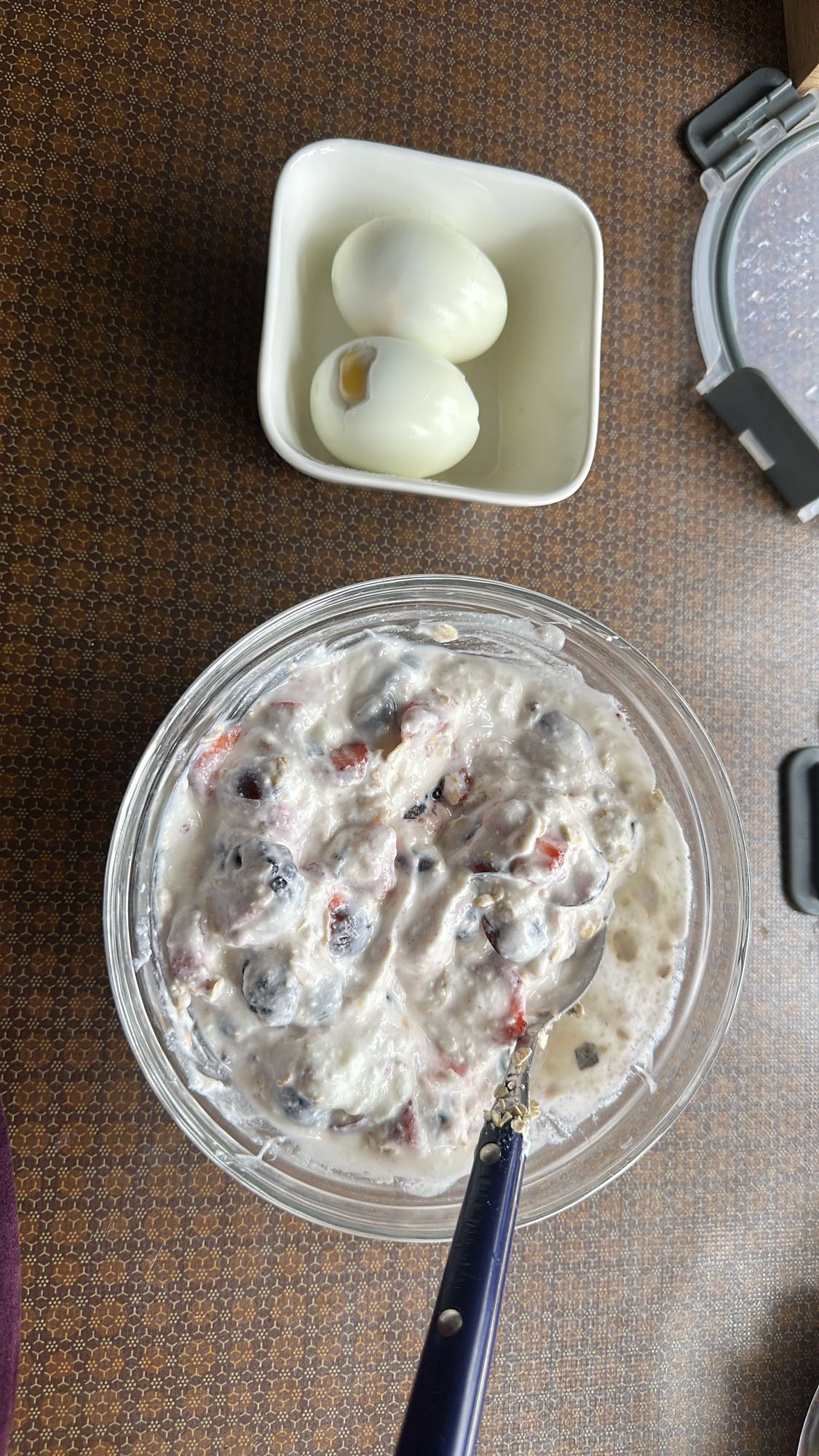 Yoghurt mit Beeren & Eier