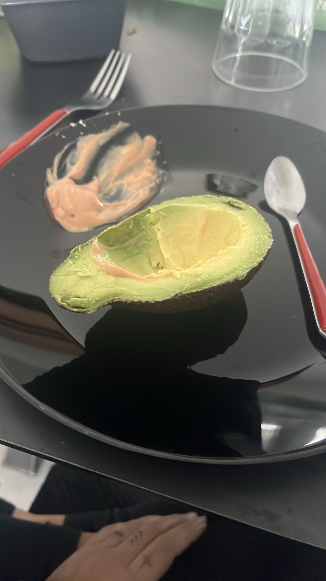 Avocat et sauce rose