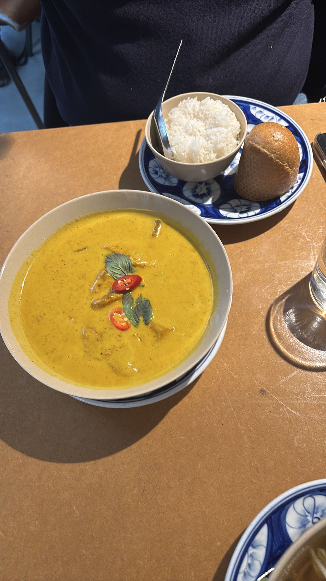 Gul curry med ris och bröd