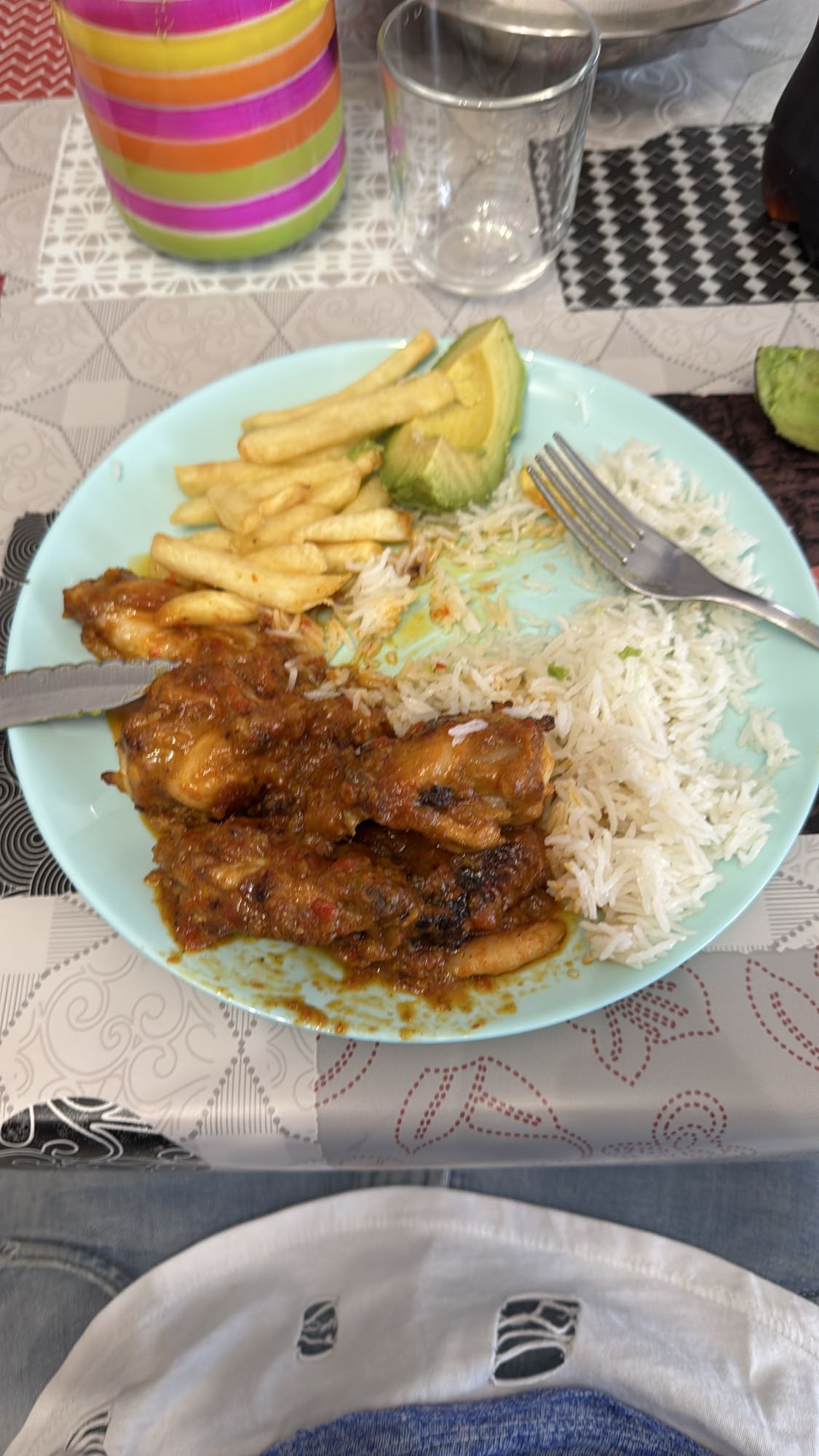 Arroz, pollo, papas y aguacate