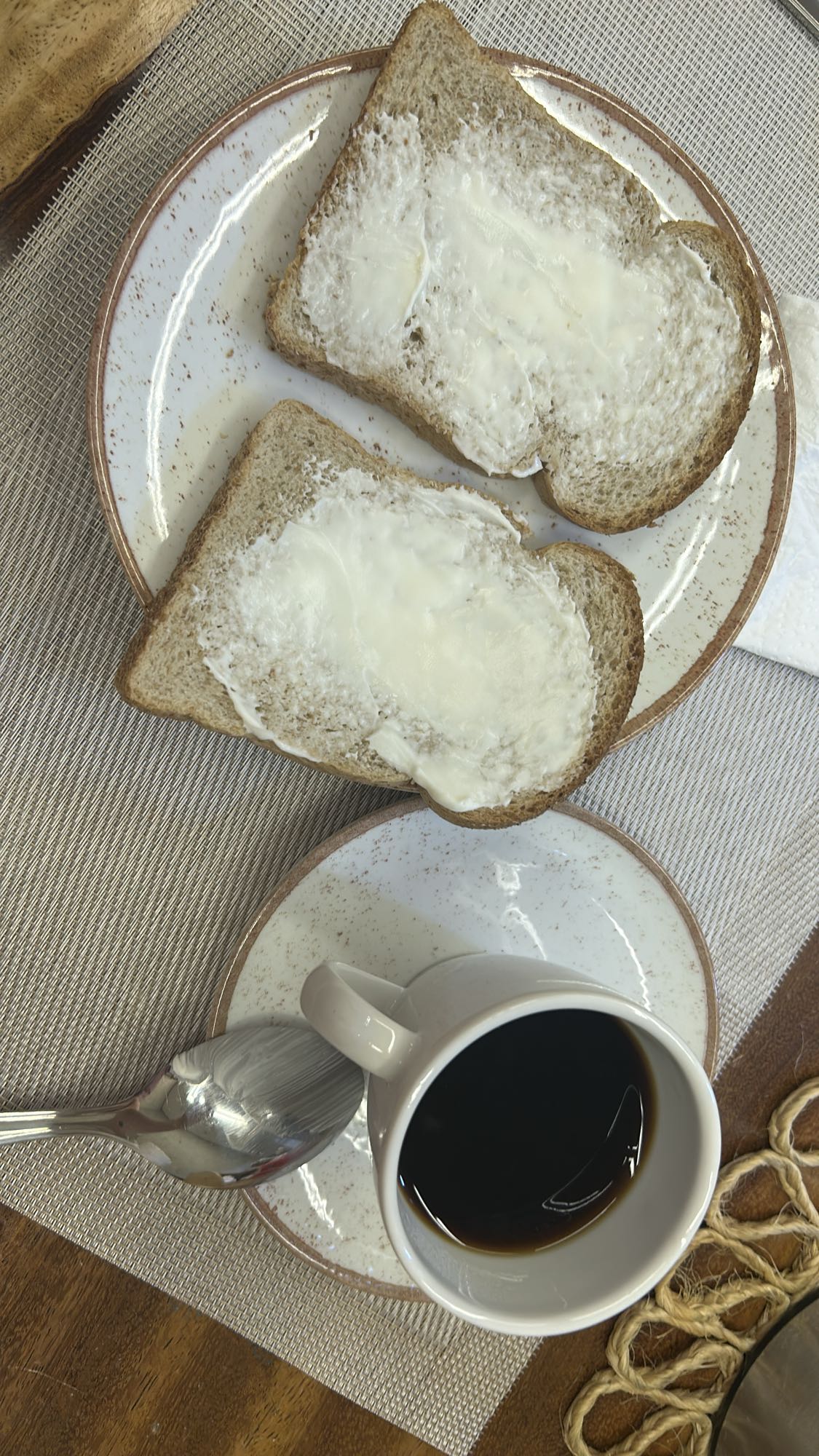 Pão com manteiga e café