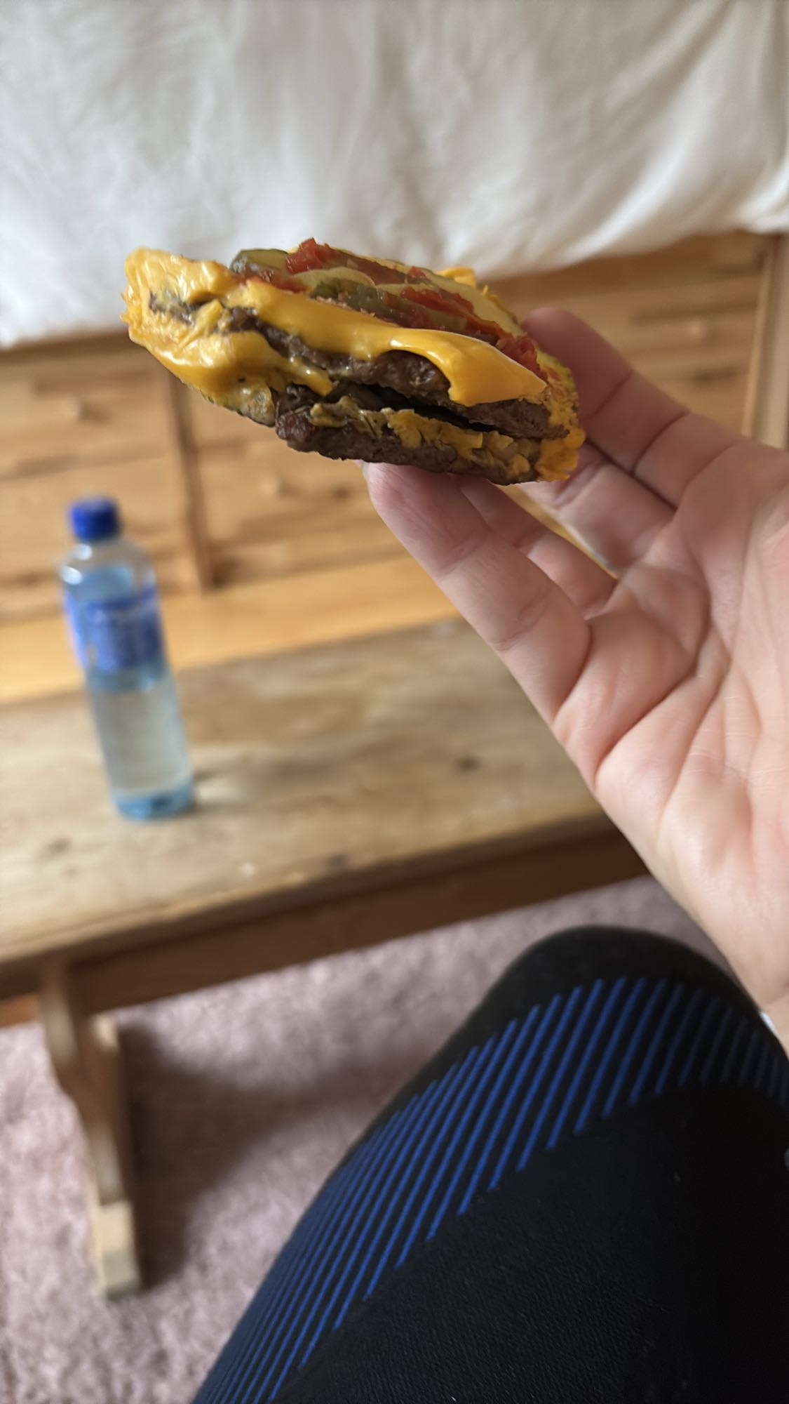 Ost- och köttburgare utan bröd