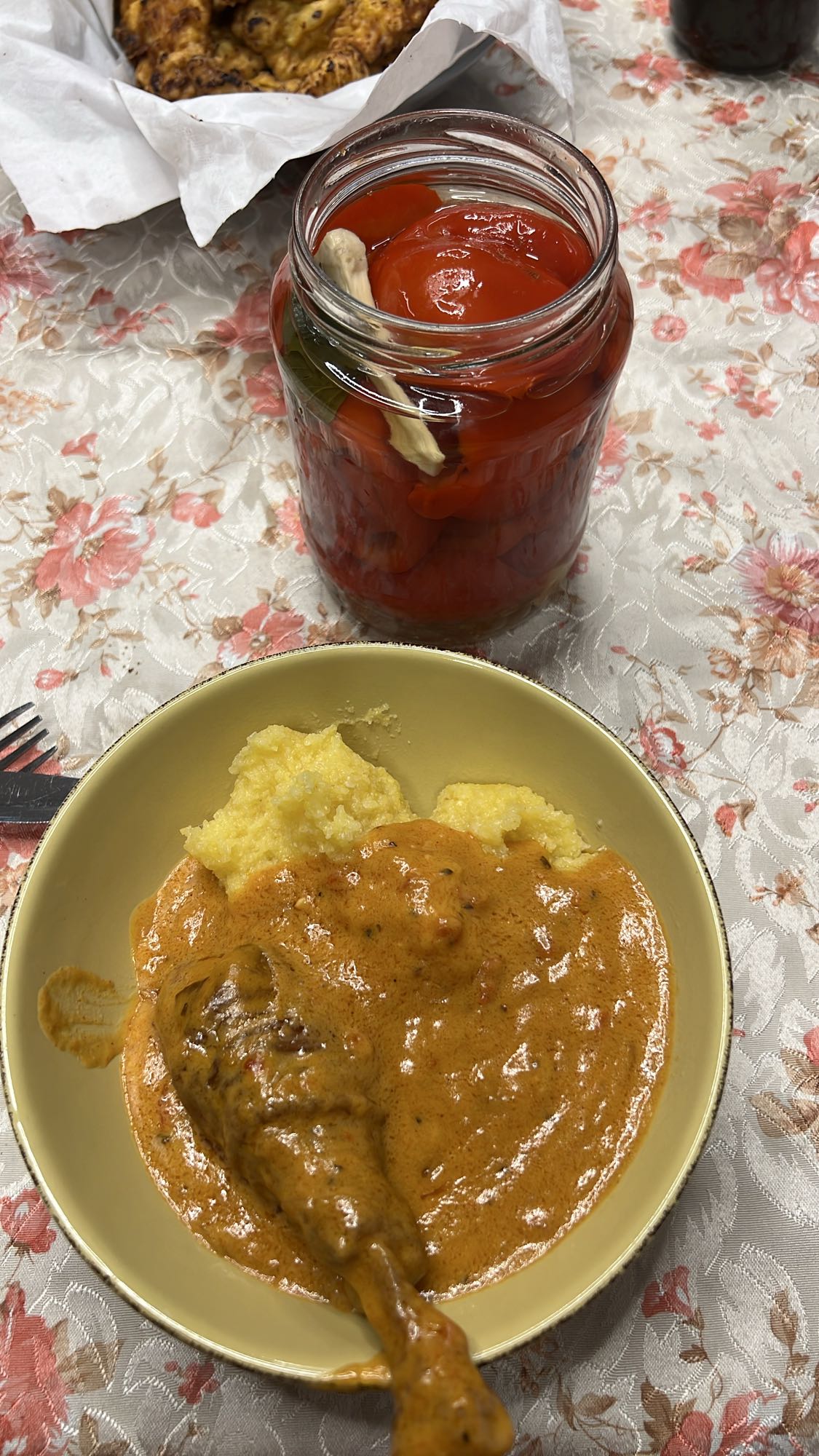 Mămăligă cu pui și sos