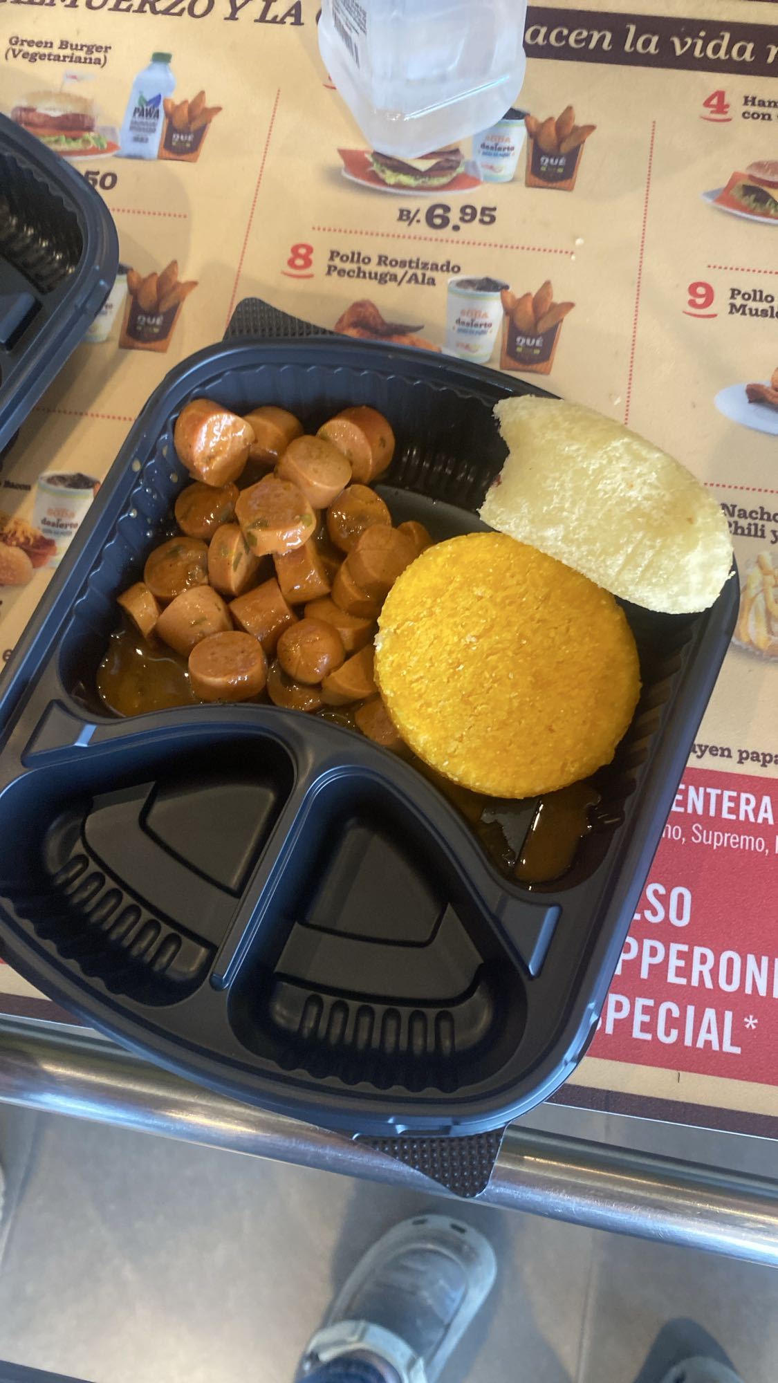 Salchichas con arepa y pan